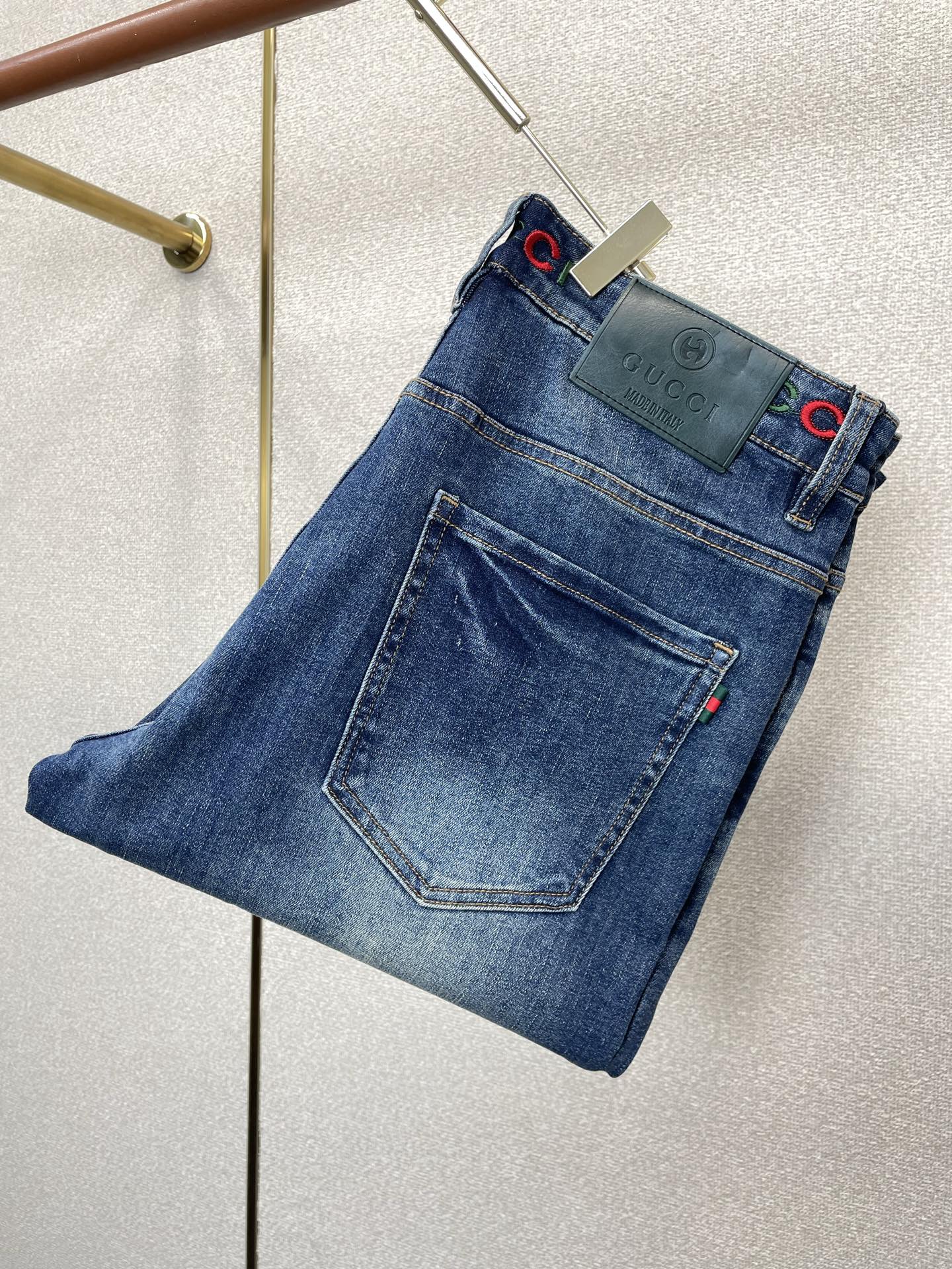 Gucci古驰💥砸锅卖铁都要上的新款新款牛仔裤👖高端版本 专柜定制面料 透气舒适度高，细节无可挑剔，品牌