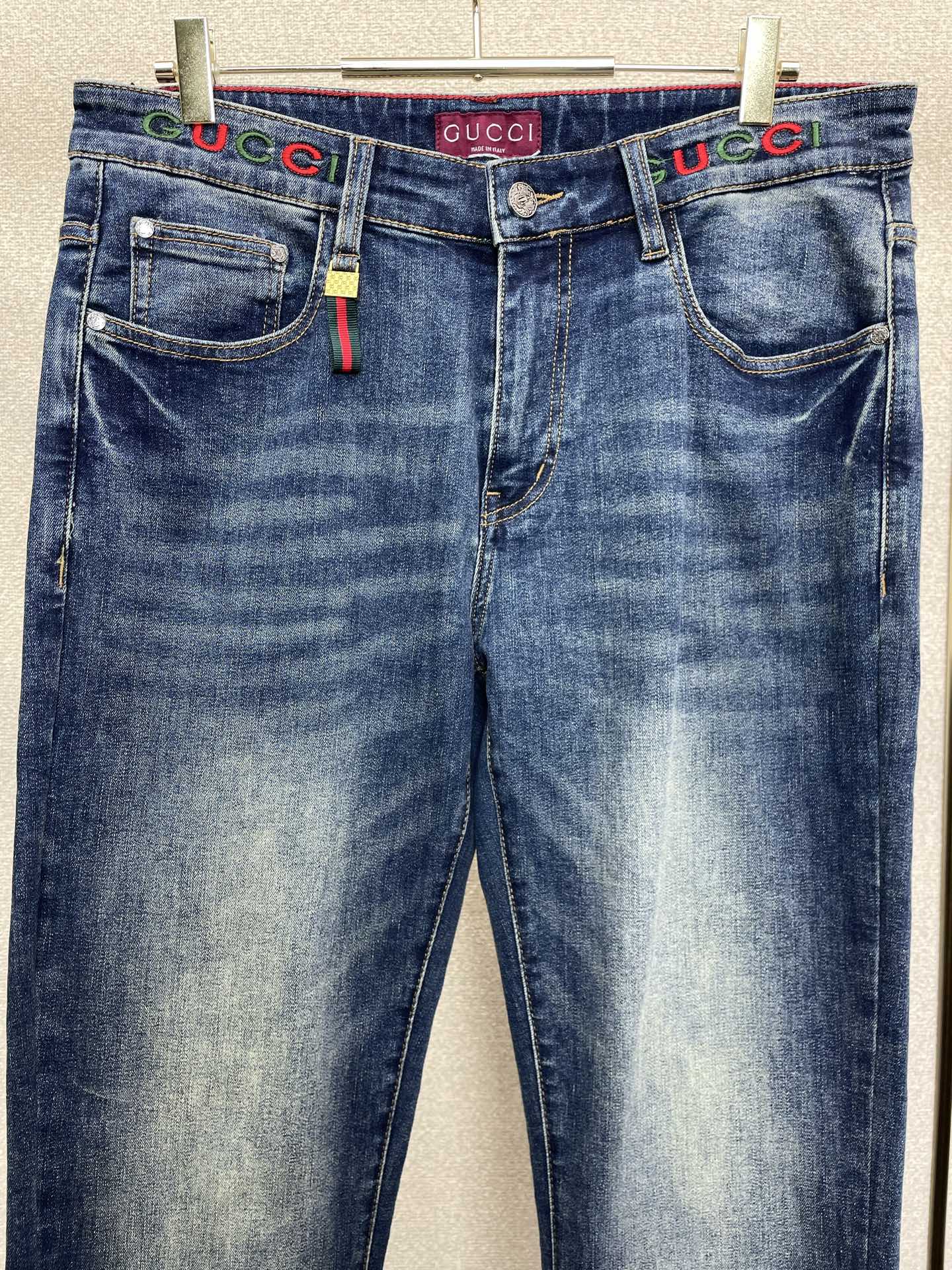 Gucci古驰💥砸锅卖铁都要上的新款新款牛仔裤👖高端版本 专柜定制面料 透气舒适度高，细节无可挑剔，品牌