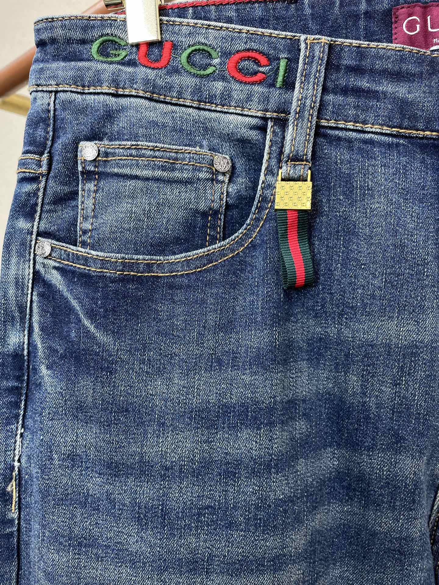 Gucci古驰💥砸锅卖铁都要上的新款新款牛仔裤👖高端版本 专柜定制面料 透气舒适度高，细节无可挑剔，品牌