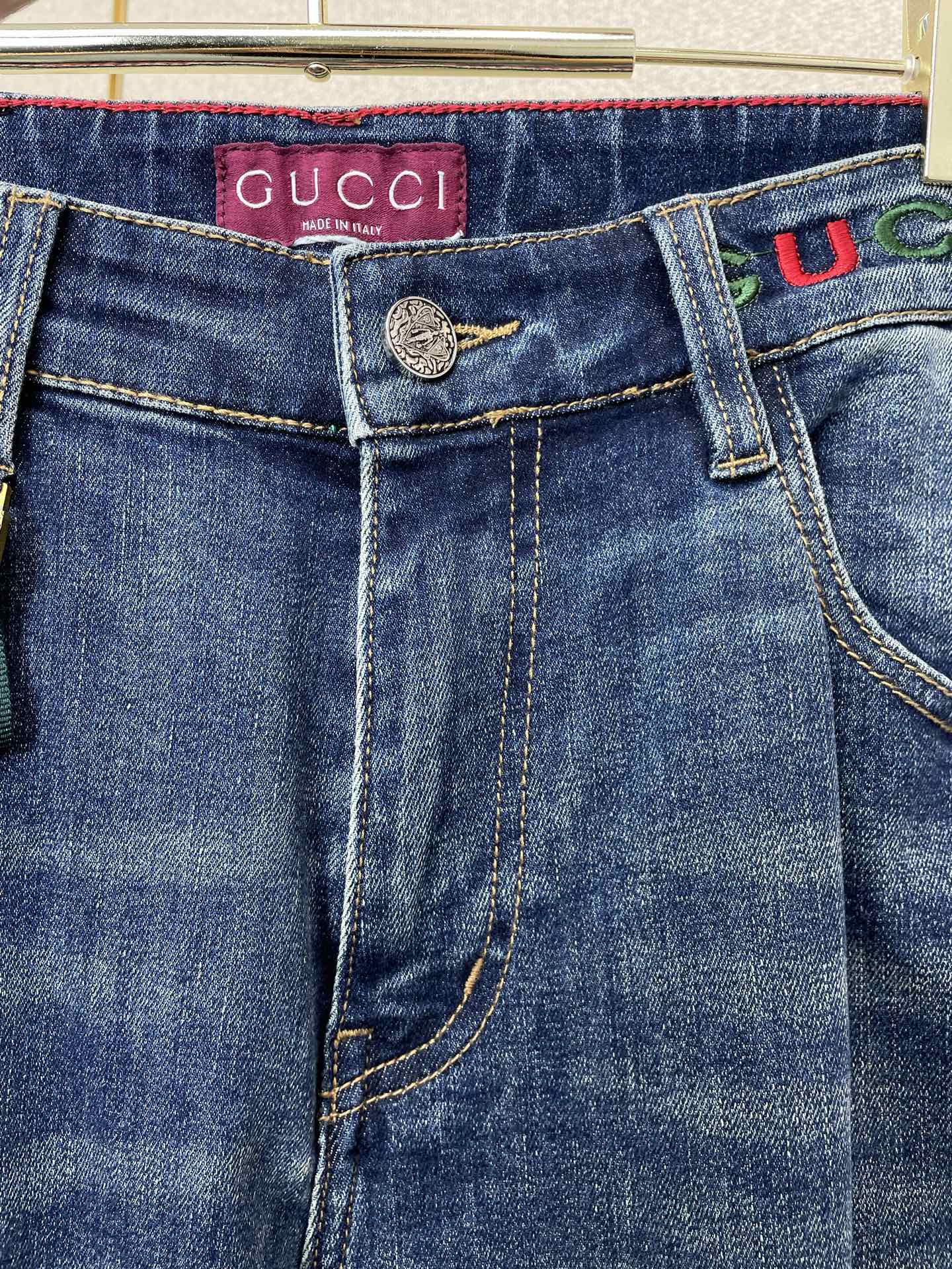 Gucci古驰💥砸锅卖铁都要上的新款新款牛仔裤👖高端版本 专柜定制面料 透气舒适度高，细节无可挑剔，品牌