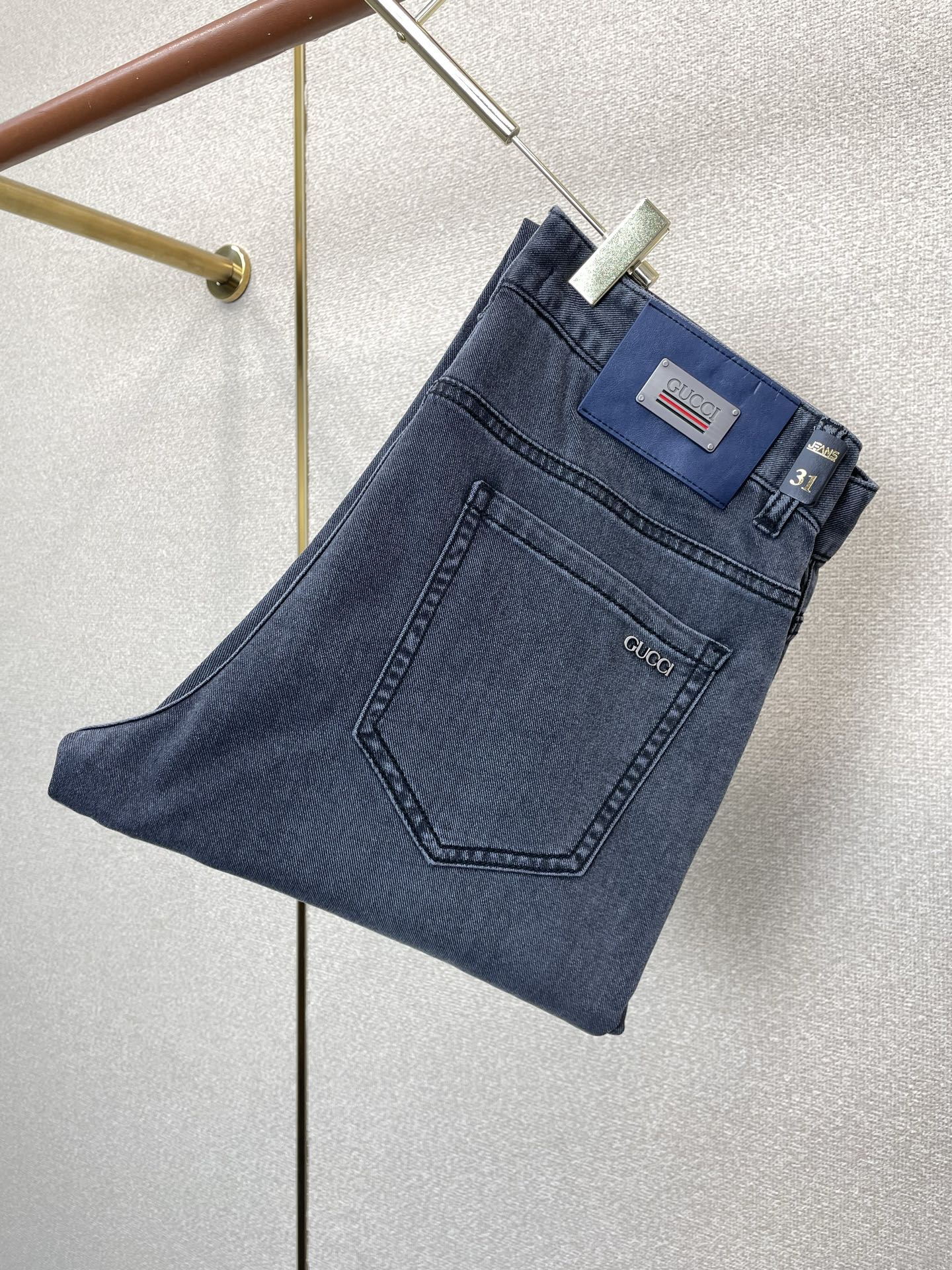 NO:916776,.Gucci’s high-end version of the new jeans that everyone will buy. Custom-made fabrics at the counter. Highly breathable and comfortable, with impeccable details. The brand element design concept embodies high quality. It feels delicate and soft!  It presents a casual cut and the upper body shape is awesome!  Code number 29-38,,gucci,gucci,jeans,19860909.Gucci古驰砸锅卖铁都要上的新款新款牛仔裤高端版本 专柜定制面料 透气舒适度高,细节无可挑剔,品牌元素设计理念,体现高品质.手感细腻柔软！呈现休闲裁剪,上身版型超赞！码数29-38,,gucci,gucci,jeans,,Men's clothing