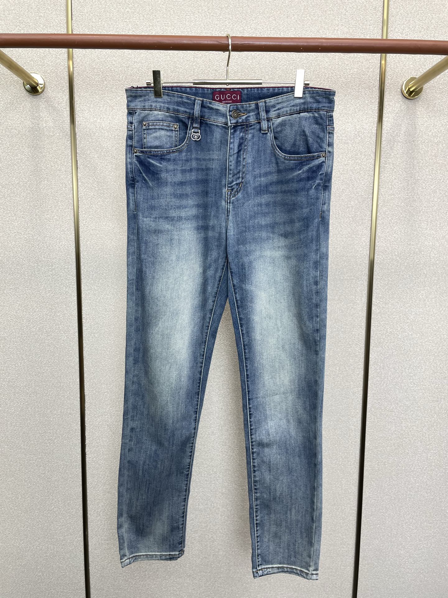 Gucci古驰💥砸锅卖铁都要上的新款新款牛仔裤👖高端版本 专柜定制面料 透气舒适度高，细节无可挑剔，品牌