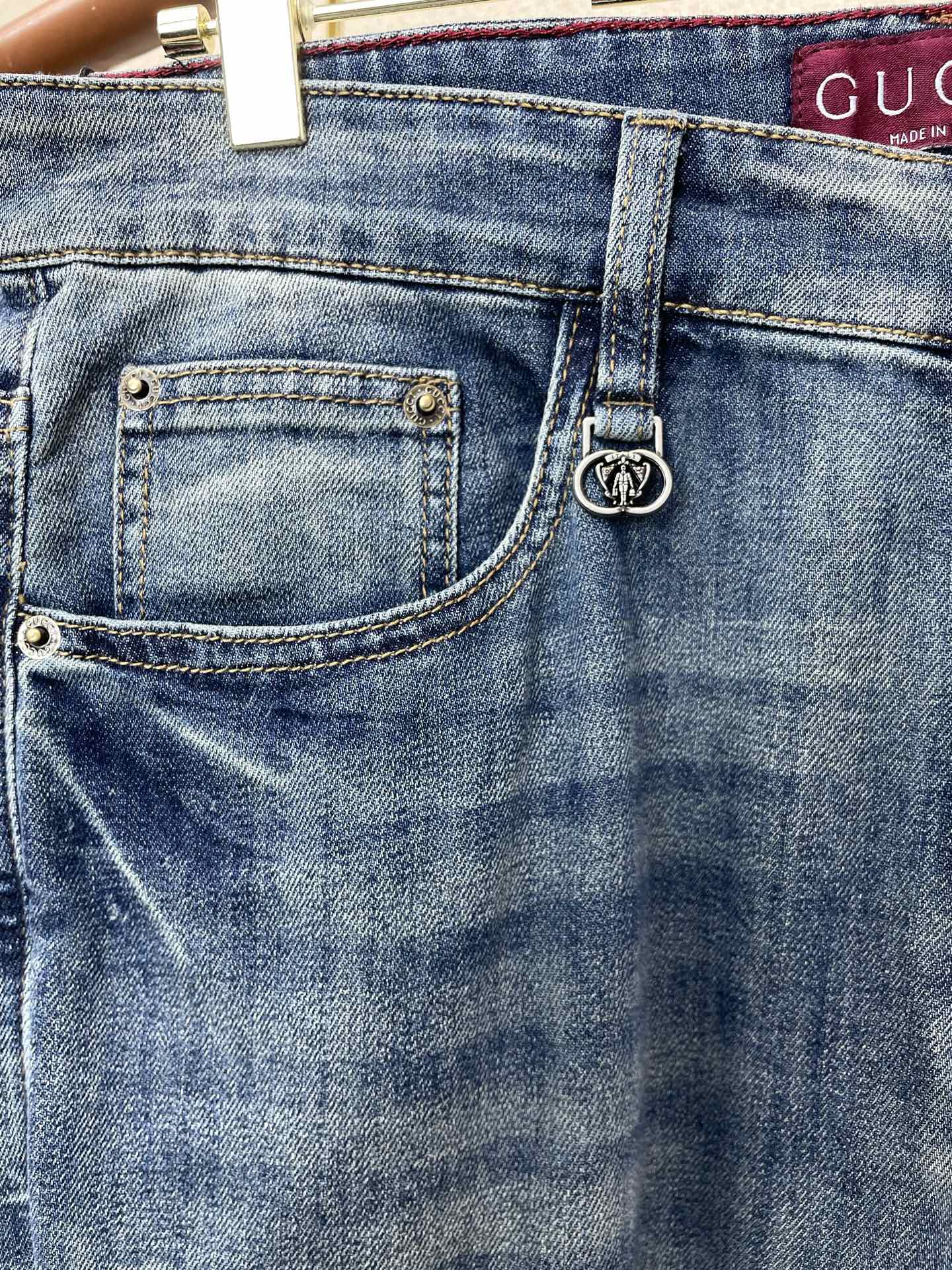 Gucci古驰💥砸锅卖铁都要上的新款新款牛仔裤👖高端版本 专柜定制面料 透气舒适度高，细节无可挑剔，品牌