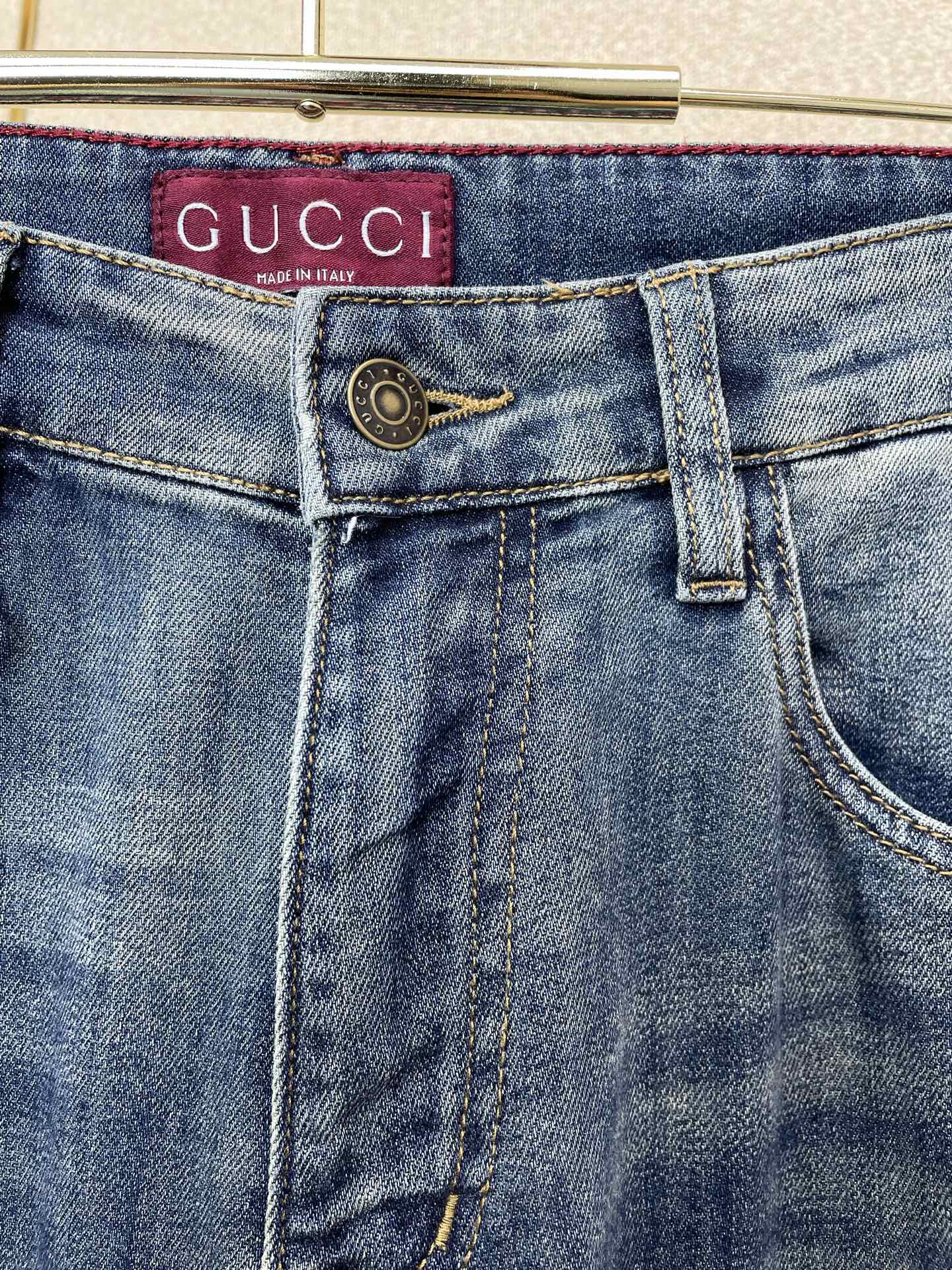 Gucci古驰💥砸锅卖铁都要上的新款新款牛仔裤👖高端版本 专柜定制面料 透气舒适度高，细节无可挑剔，品牌