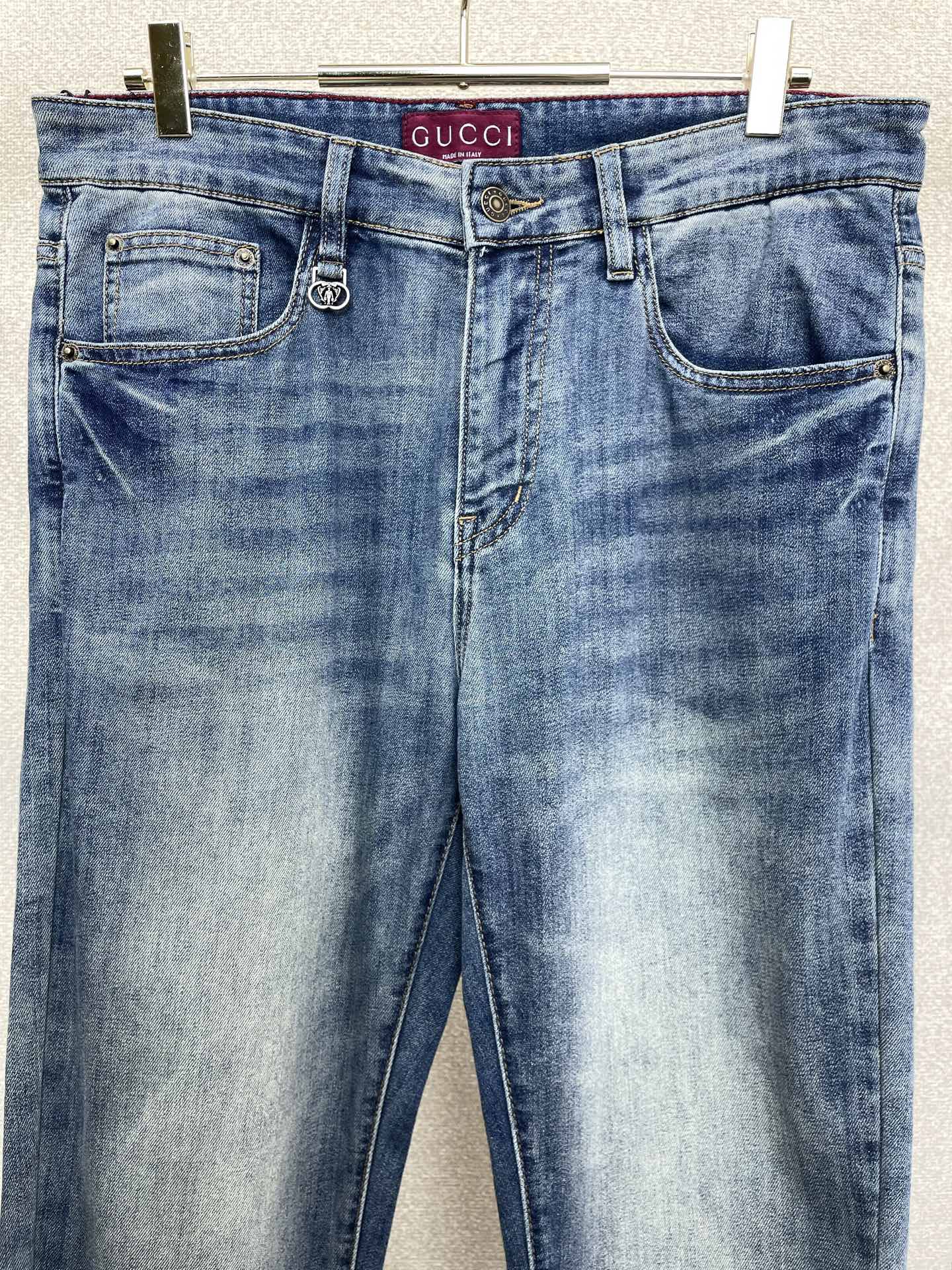 Gucci古驰💥砸锅卖铁都要上的新款新款牛仔裤👖高端版本 专柜定制面料 透气舒适度高，细节无可挑剔，品牌