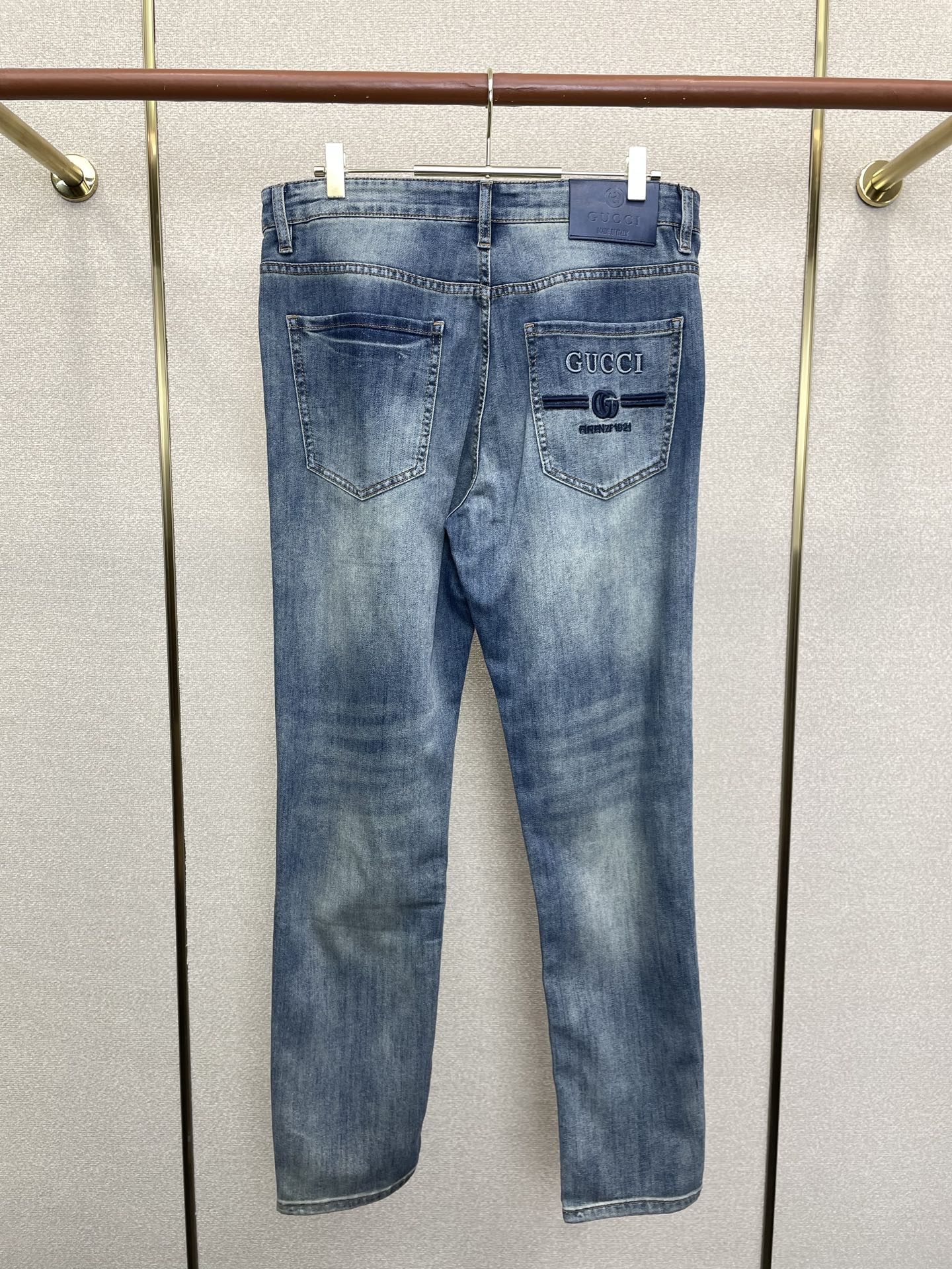 Gucci古驰💥砸锅卖铁都要上的新款新款牛仔裤👖高端版本 专柜定制面料 透气舒适度高，细节无可挑剔，品牌
