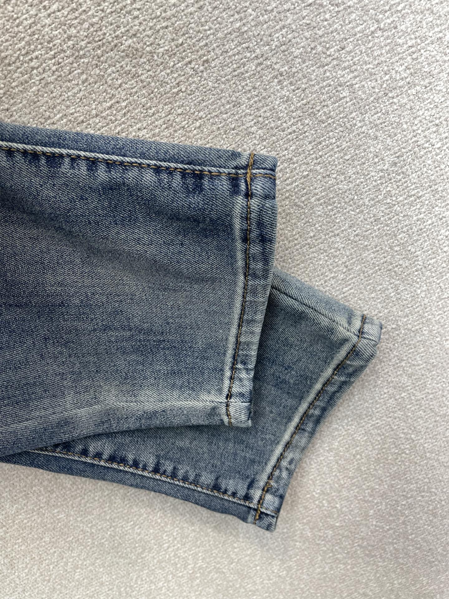 Gucci古驰💥砸锅卖铁都要上的新款新款牛仔裤👖高端版本 专柜定制面料 透气舒适度高，细节无可挑剔，品牌