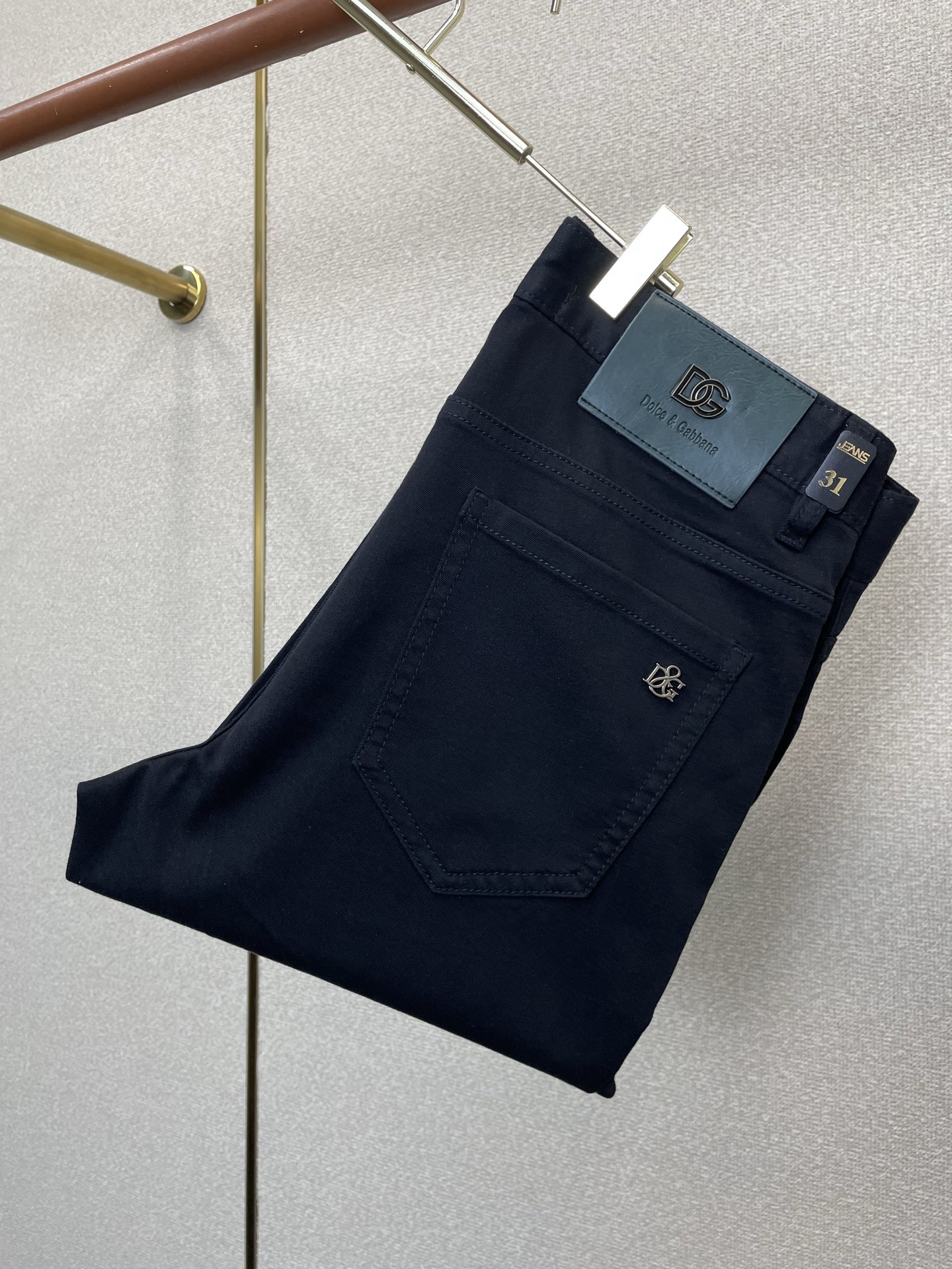 NO:915682,.Dolce&Gabbana's high-end version of the new jeans that everyone wants to buy. Customized fabrics at the counter. Highly breathable and comfortable, with impeccable details. The brand element design concept embodies high quality. It feels delicate and soft!  It presents a casual cut and the upper body shape is awesome!  Size 29-38,,Dolce&Gabbana,Dolce&Gabbana,jeans,19860909.Dolce&Gabbana杜嘉班纳砸锅卖铁都要上的新款新款牛仔裤高端版本 专柜定制面料 透气舒适度高,细节无可挑剔,品牌元素设计理念,体现高品质.手感细腻柔软！呈现休闲裁剪,上身版型超赞！码数29-38,,Dolce&Gabbana,Dolce&Gabbana,jeans,,Men's clothing