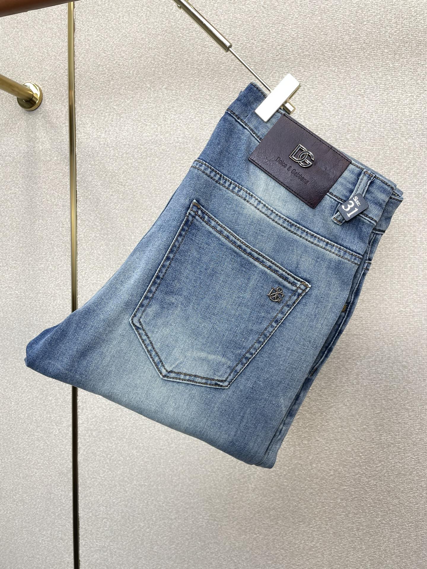 NO:916778,.Dolce&Gabbana's high-end version of the new jeans that everyone wants to buy. Customized fabrics at the counter. Highly breathable and comfortable, with impeccable details. The brand element design concept embodies high quality. It feels delicate and soft!  It presents a casual cut and the upper body shape is awesome!  Size 29-38,,Dolce&Gabbana,Dolce&Gabbana,jeans,19860909.Dolce&Gabbana杜嘉班纳砸锅卖铁都要上的新款新款牛仔裤高端版本 专柜定制面料 透气舒适度高,细节无可挑剔,品牌元素设计理念,体现高品质.手感细腻柔软！呈现休闲裁剪,上身版型超赞！码数29-38,,Dolce&Gabbana,Dolce&Gabbana,jeans,,Men's clothing