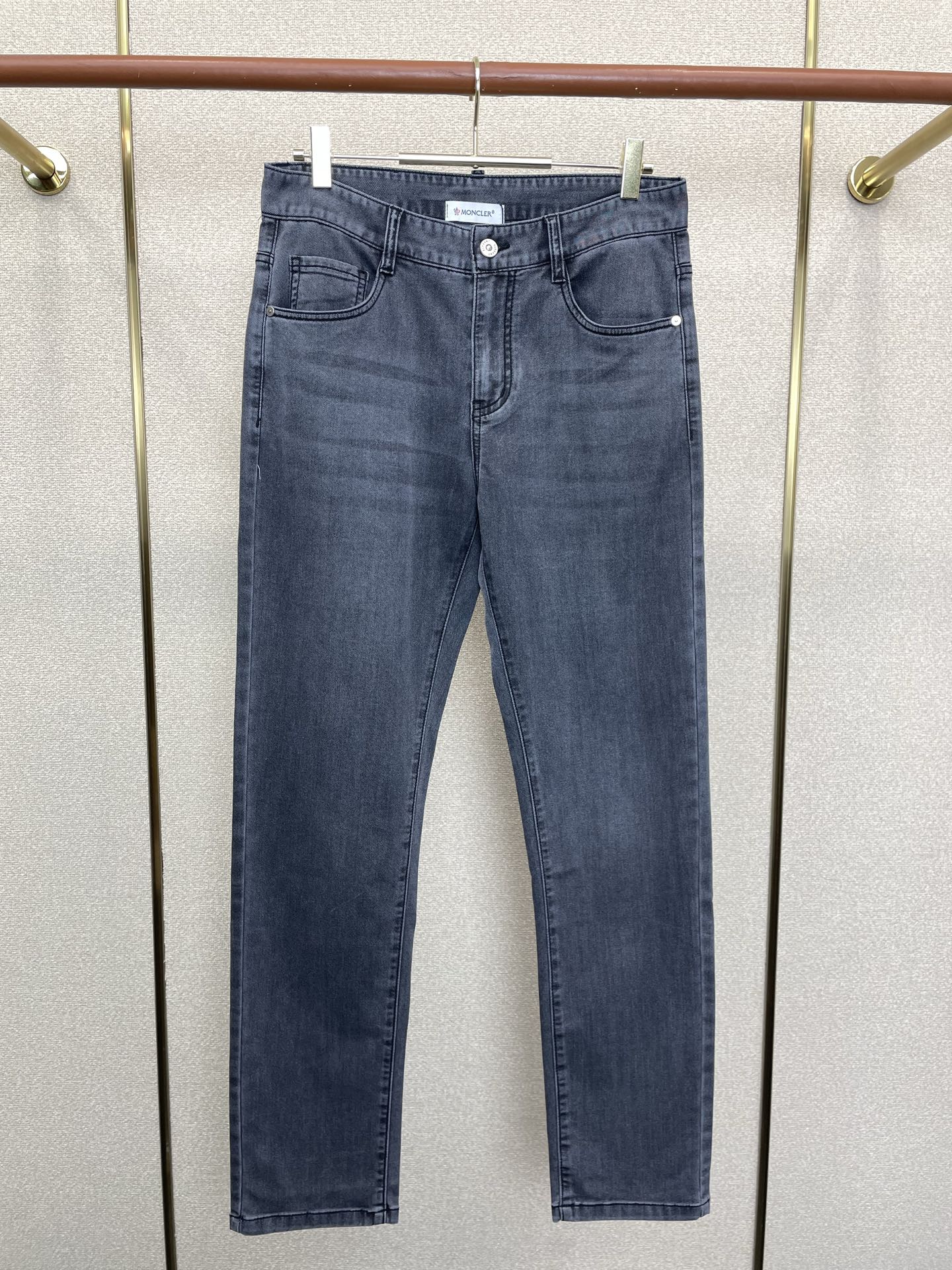 。Moncler蒙口💥砸锅卖铁都要上的新款新款牛仔裤👖高端版本 专柜定制面料 透气舒适度高，细节无可挑剔