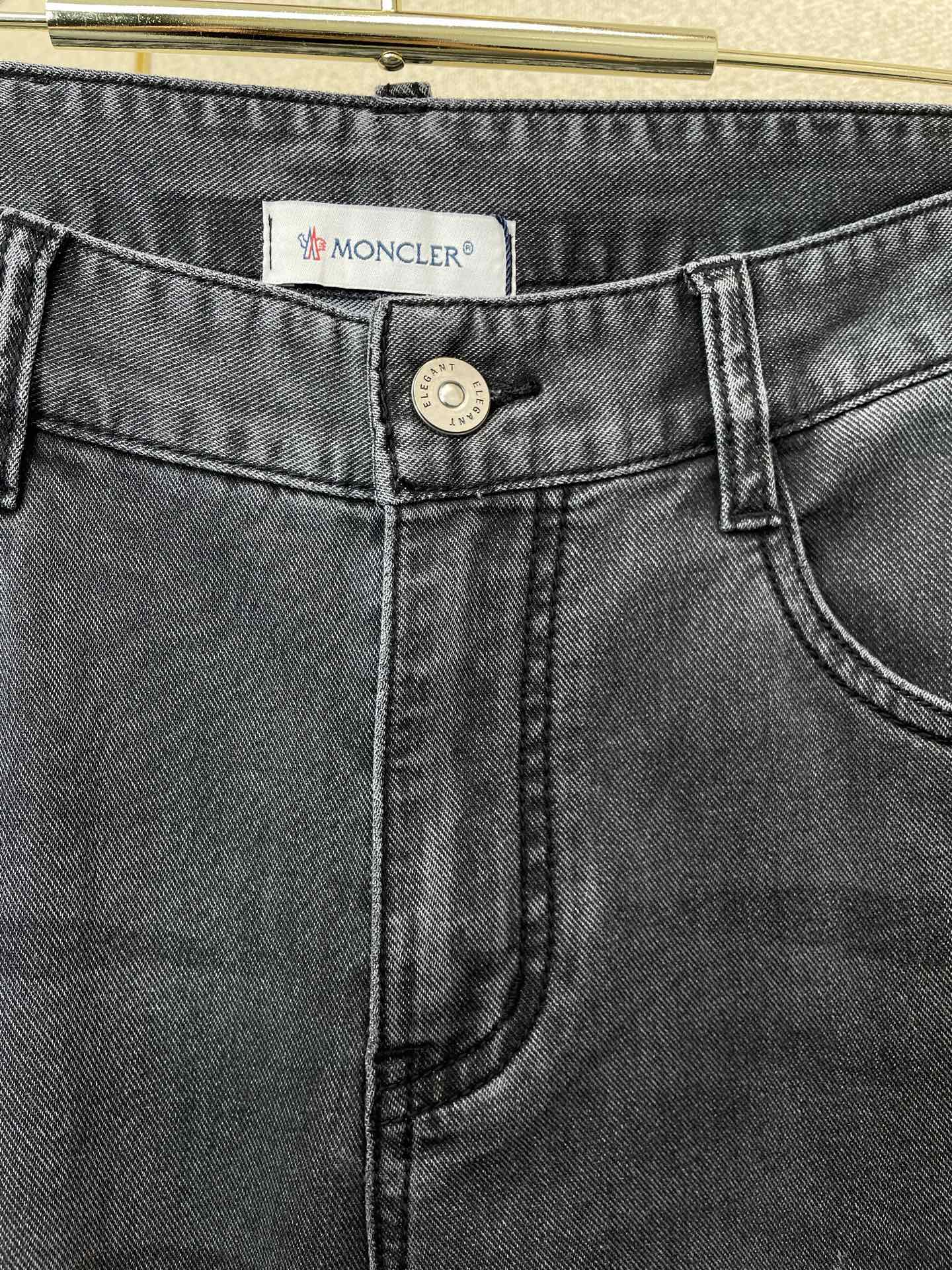 。Moncler蒙口💥砸锅卖铁都要上的新款新款牛仔裤👖高端版本 专柜定制面料 透气舒适度高，细节无可挑剔