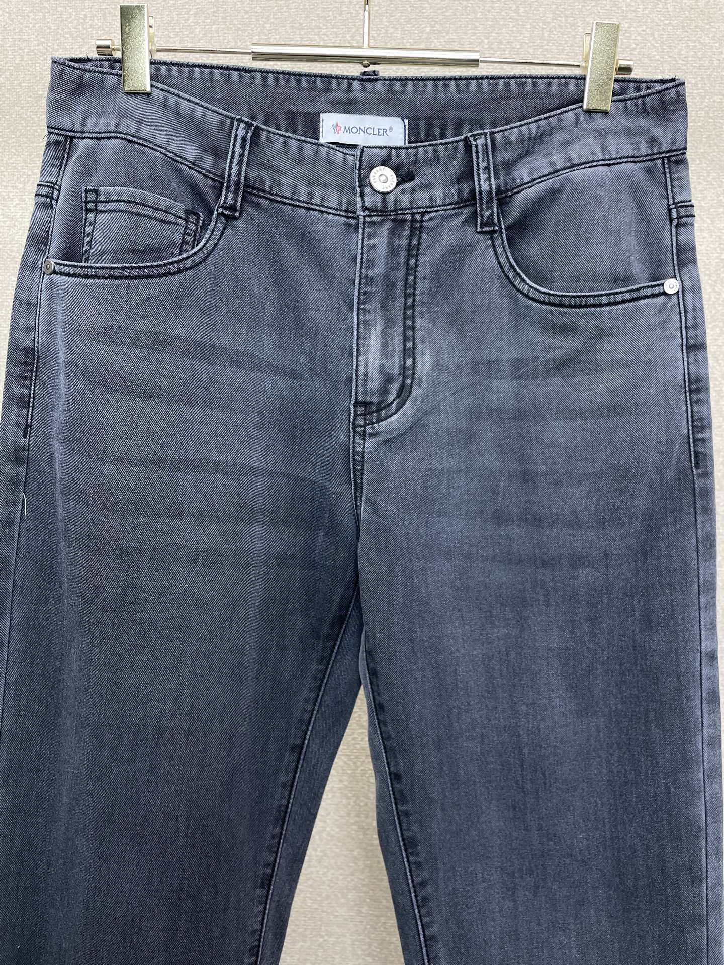 。Moncler蒙口💥砸锅卖铁都要上的新款新款牛仔裤👖高端版本 专柜定制面料 透气舒适度高，细节无可挑剔
