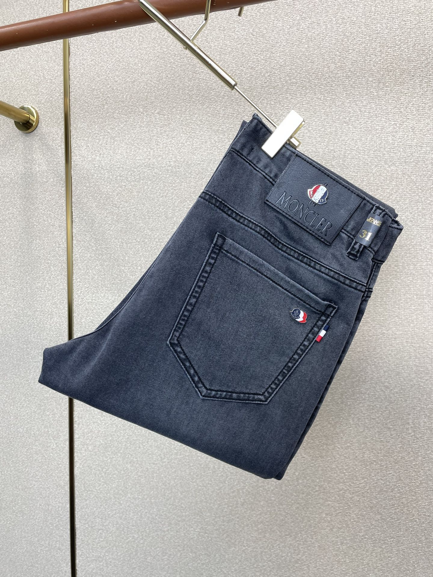 。Moncler蒙口💥砸锅卖铁都要上的新款新款牛仔裤👖高端版本 专柜定制面料 透气舒适度高，细节无可挑剔