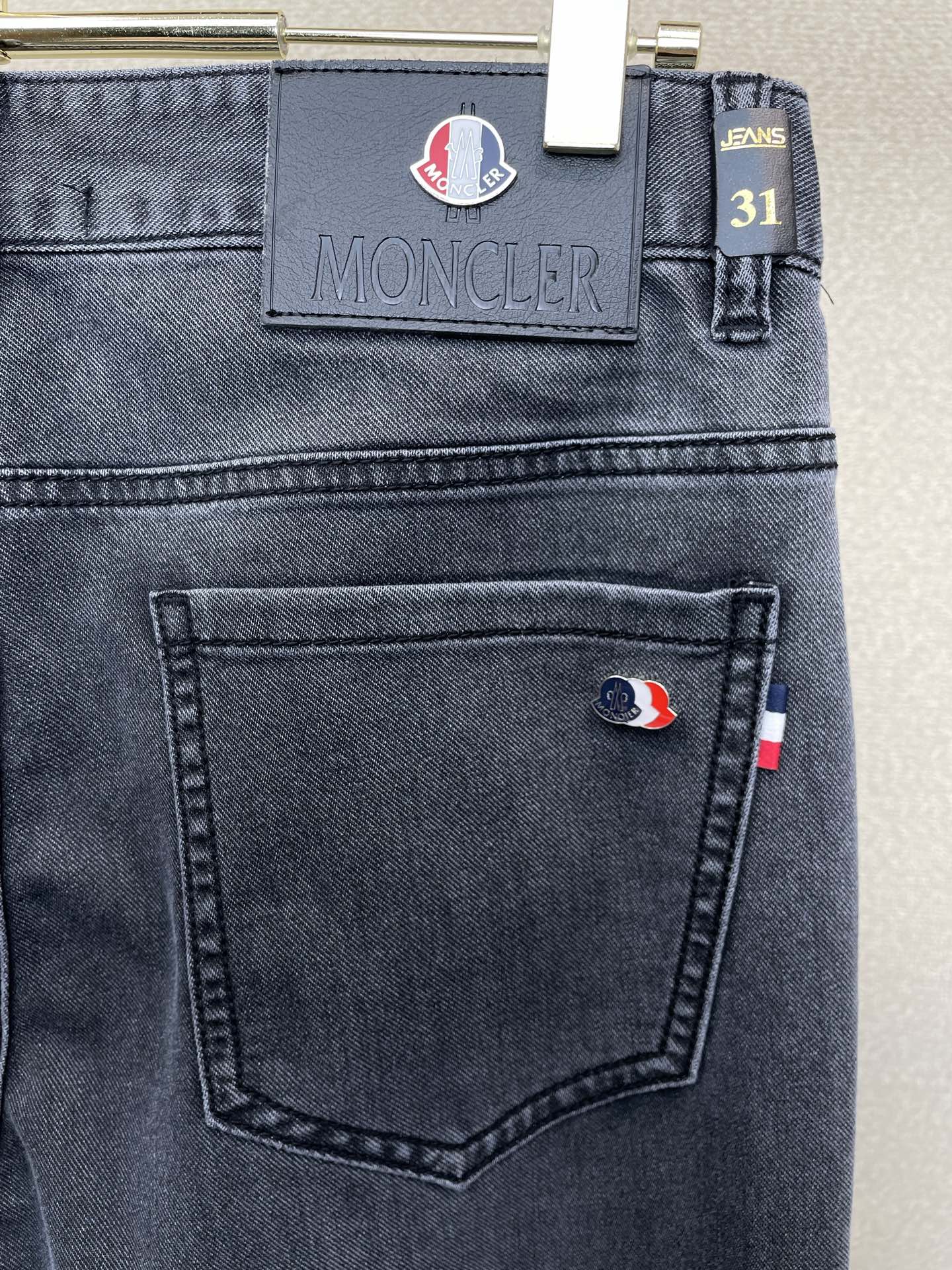 。Moncler蒙口💥砸锅卖铁都要上的新款新款牛仔裤👖高端版本 专柜定制面料 透气舒适度高，细节无可挑剔