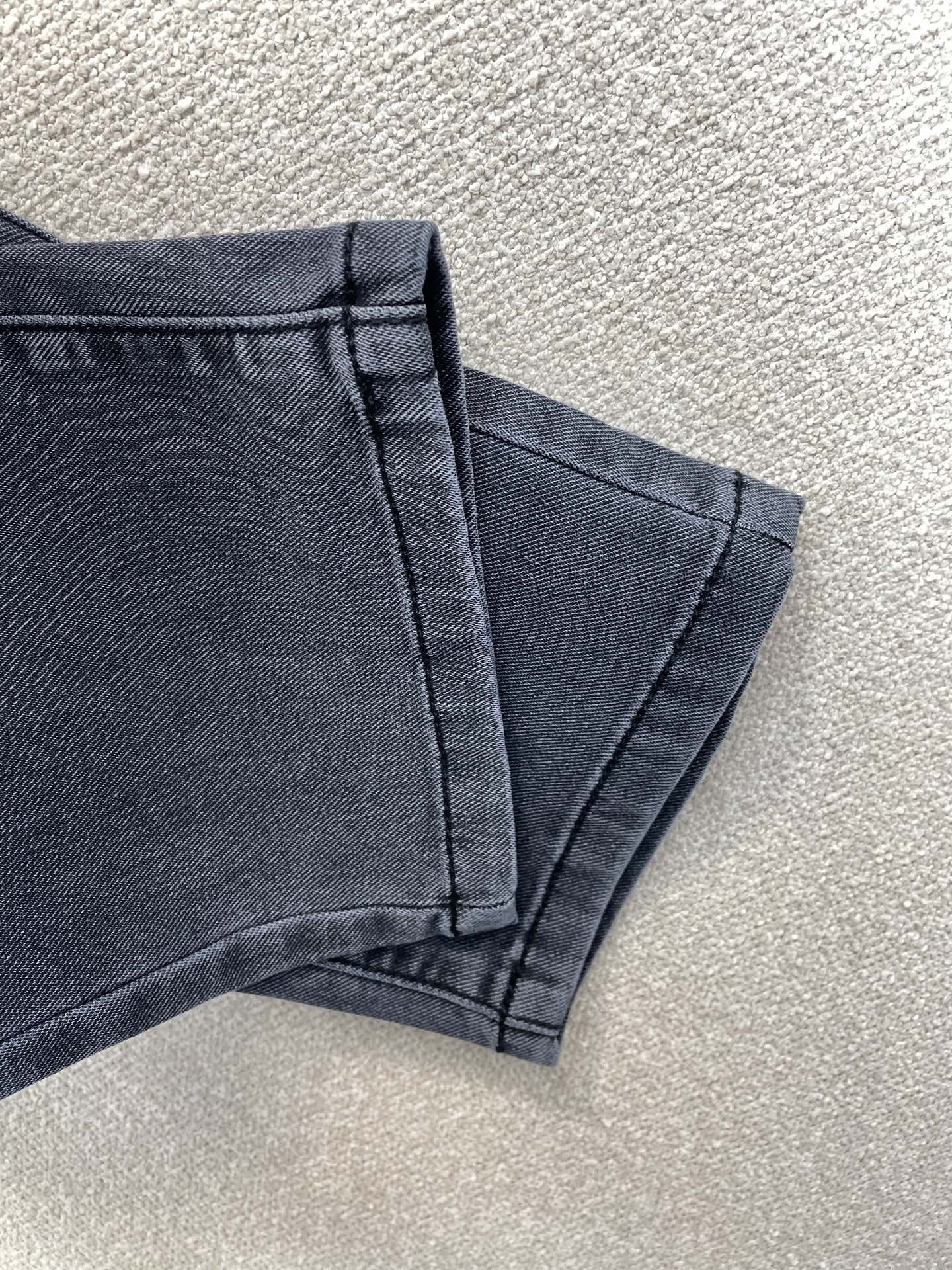 。Moncler蒙口💥砸锅卖铁都要上的新款新款牛仔裤👖高端版本 专柜定制面料 透气舒适度高，细节无可挑剔