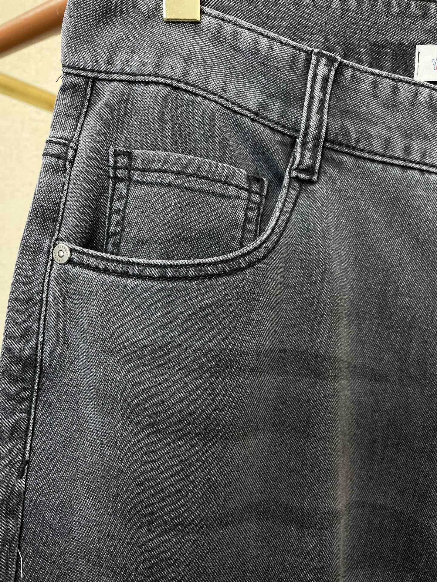 。Moncler蒙口💥砸锅卖铁都要上的新款新款牛仔裤👖高端版本 专柜定制面料 透气舒适度高，细节无可挑剔