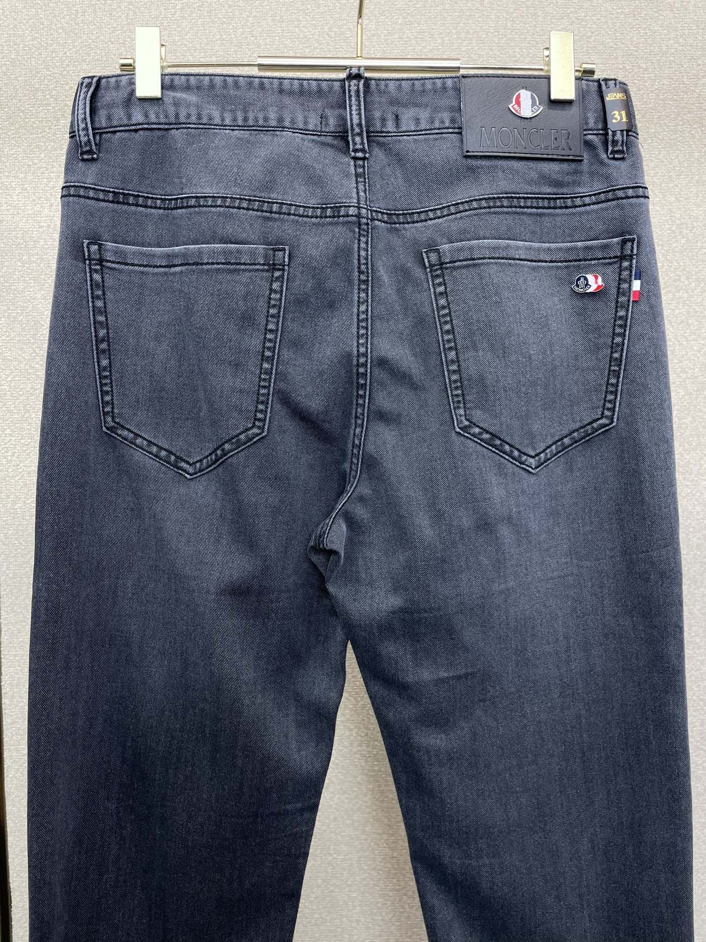 。Moncler蒙口💥砸锅卖铁都要上的新款新款牛仔裤👖高端版本 专柜定制面料 透气舒适度高，细节无可挑剔