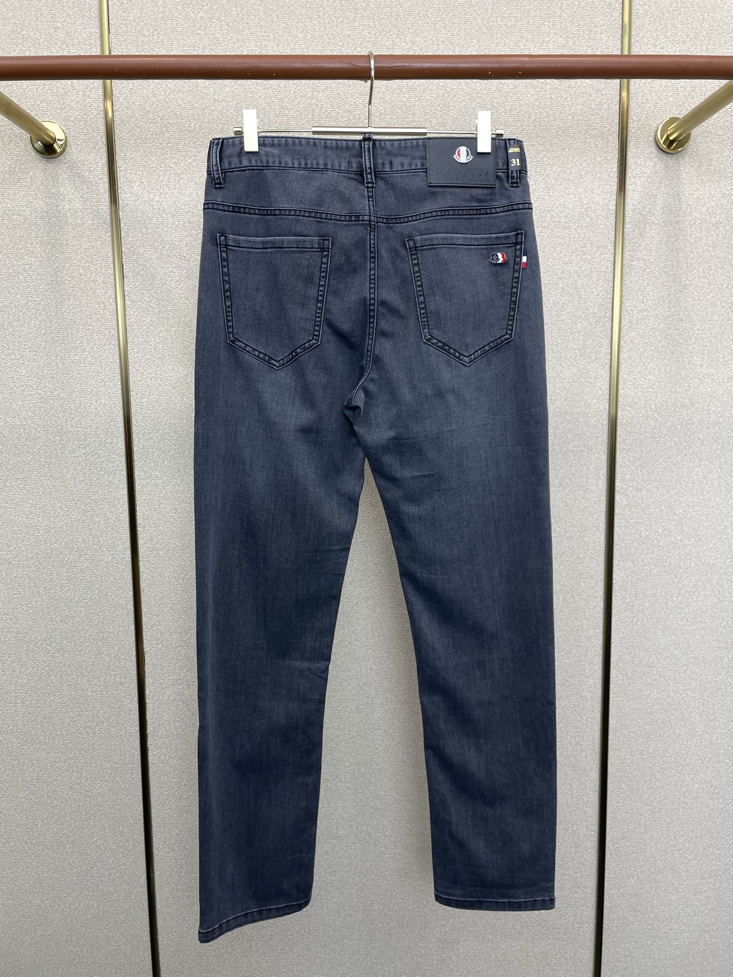 。Moncler蒙口💥砸锅卖铁都要上的新款新款牛仔裤👖高端版本 专柜定制面料 透气舒适度高，细节无可挑剔