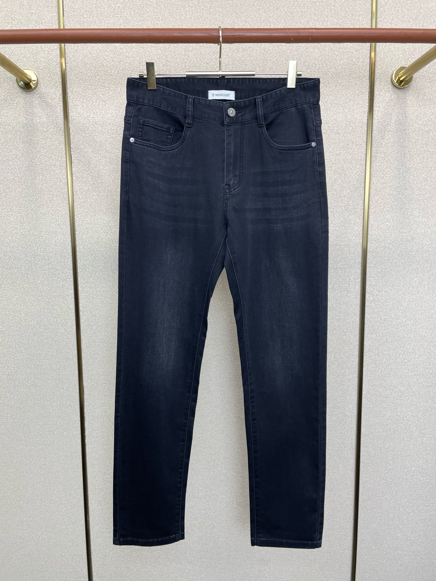 。Moncler蒙口💥砸锅卖铁都要上的新款新款牛仔裤👖高端版本 专柜定制面料 透气舒适度高，细节无可挑剔
