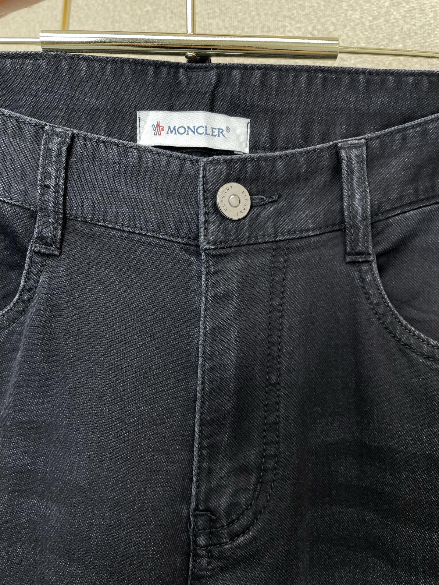 。Moncler蒙口💥砸锅卖铁都要上的新款新款牛仔裤👖高端版本 专柜定制面料 透气舒适度高，细节无可挑剔