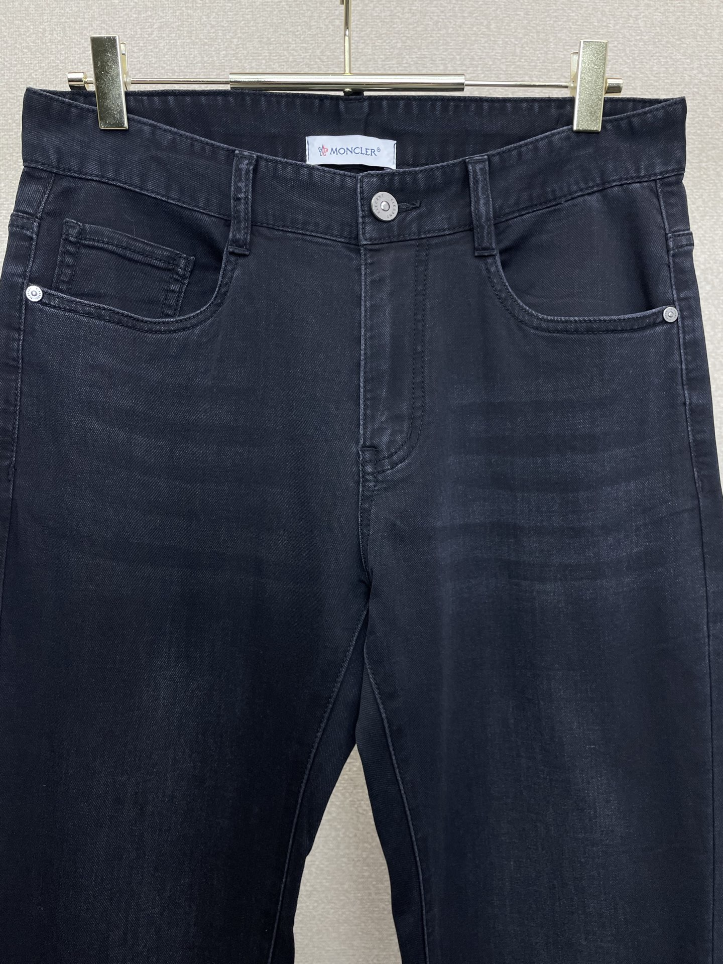 。Moncler蒙口💥砸锅卖铁都要上的新款新款牛仔裤👖高端版本 专柜定制面料 透气舒适度高，细节无可挑剔