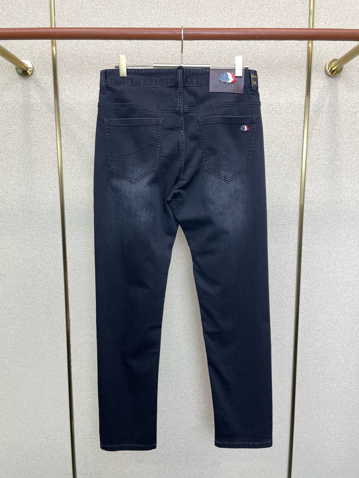 。Moncler蒙口💥砸锅卖铁都要上的新款新款牛仔裤👖高端版本 专柜定制面料 透气舒适度高，细节无可挑剔