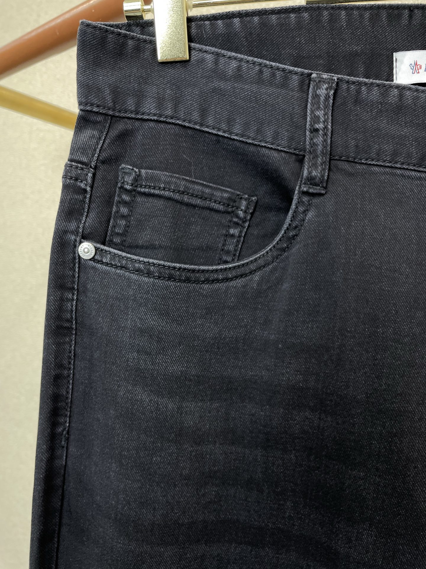 。Moncler蒙口💥砸锅卖铁都要上的新款新款牛仔裤👖高端版本 专柜定制面料 透气舒适度高，细节无可挑剔