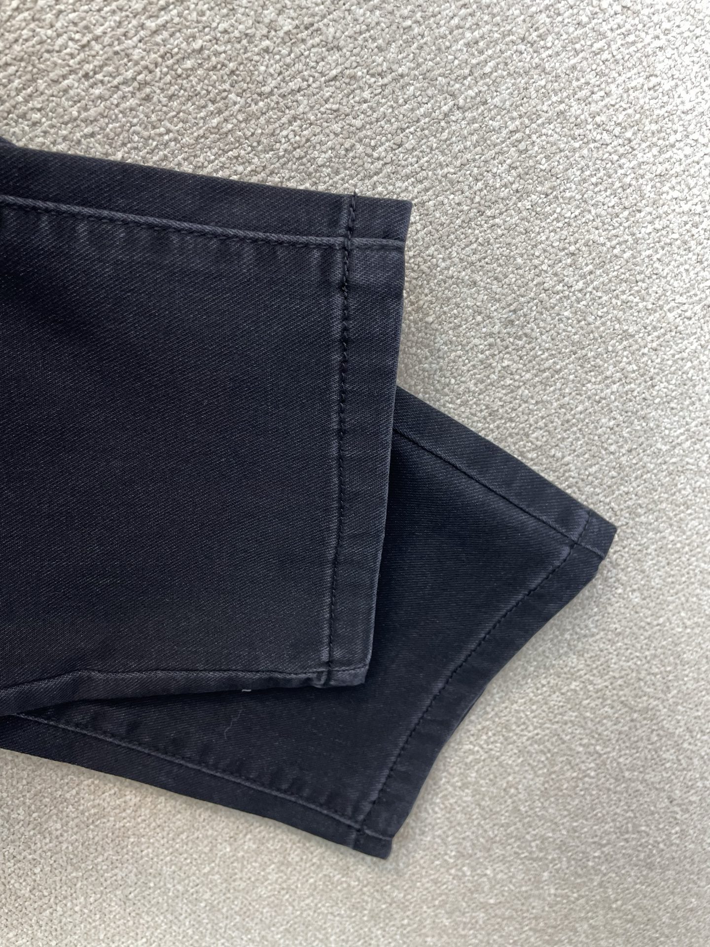 。Moncler蒙口💥砸锅卖铁都要上的新款新款牛仔裤👖高端版本 专柜定制面料 透气舒适度高，细节无可挑剔