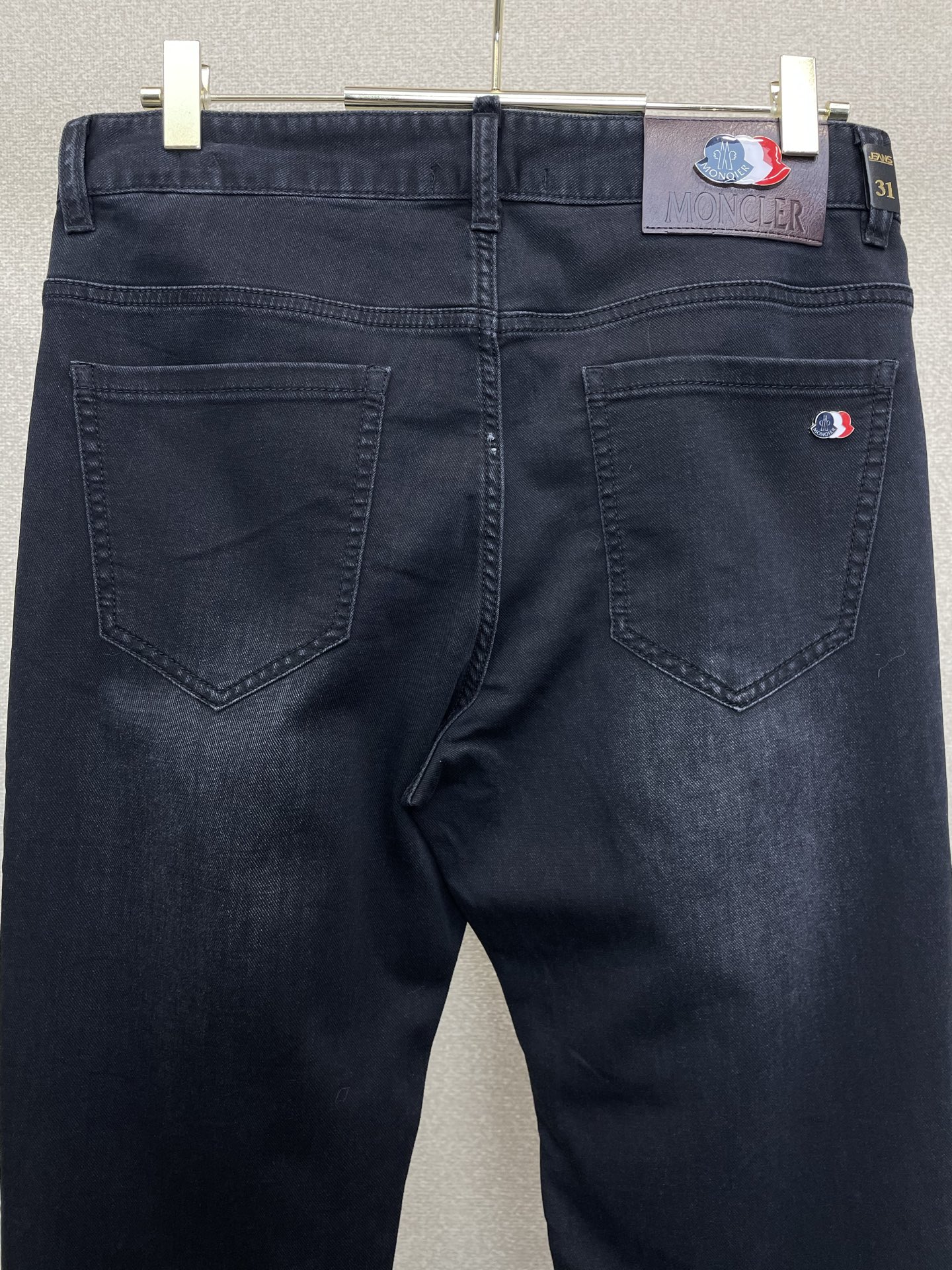 。Moncler蒙口💥砸锅卖铁都要上的新款新款牛仔裤👖高端版本 专柜定制面料 透气舒适度高，细节无可挑剔