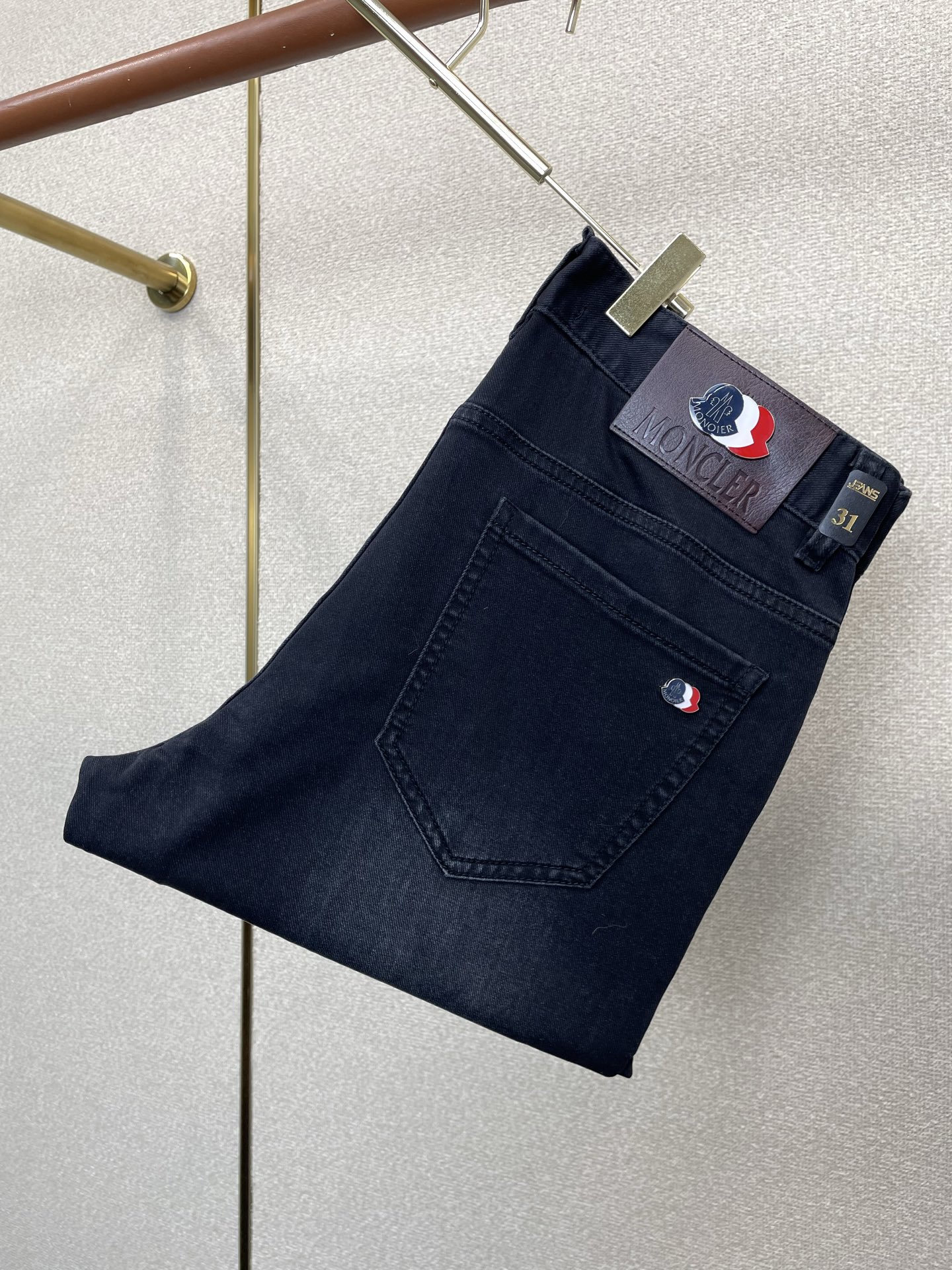 。Moncler蒙口💥砸锅卖铁都要上的新款新款牛仔裤👖高端版本 专柜定制面料 透气舒适度高，细节无可挑剔
