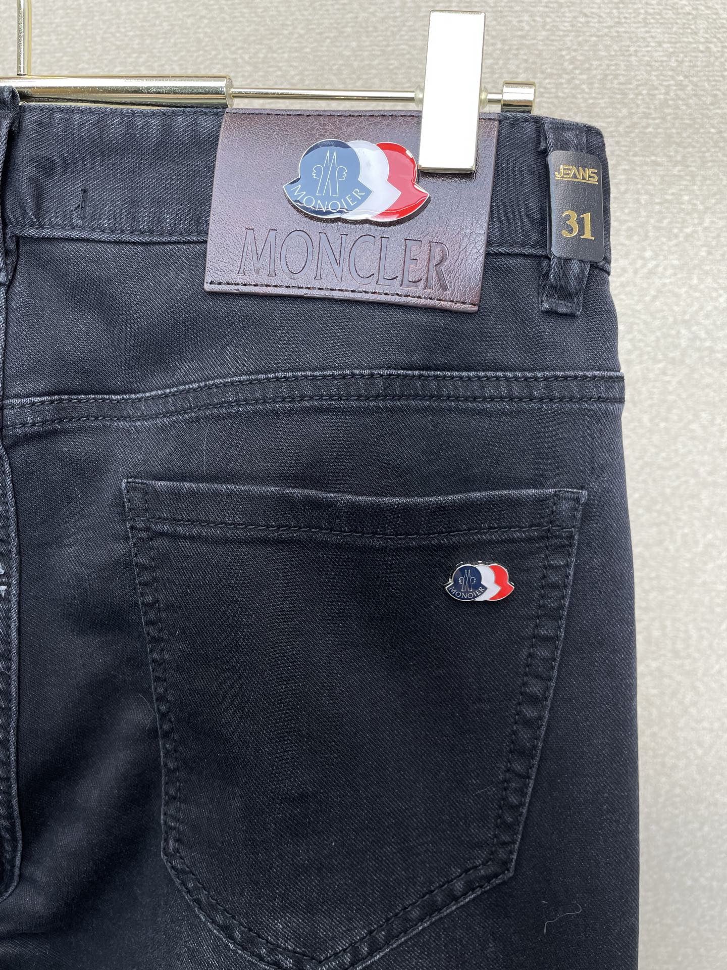 。Moncler蒙口💥砸锅卖铁都要上的新款新款牛仔裤👖高端版本 专柜定制面料 透气舒适度高，细节无可挑剔