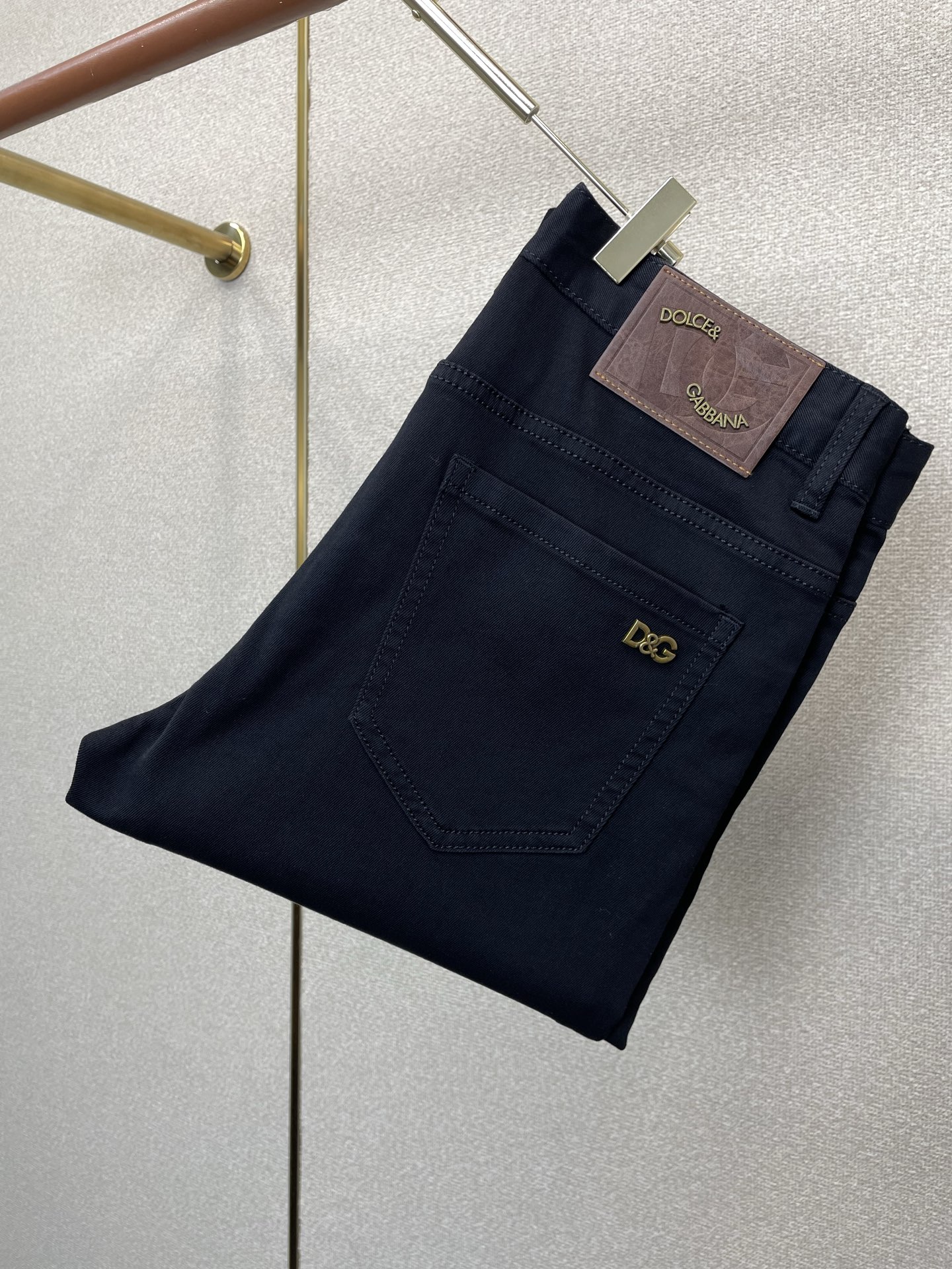 NO:915764,.Dolce&Gabbana's high-end version of the new jeans that everyone wants to buy. Customized fabrics at the counter. Highly breathable and comfortable, with impeccable details. The brand element design concept embodies high quality. It feels delicate and soft!  It presents a casual cut and the upper body shape is awesome!  Size 29-38,,Dolce&Gabbana,Dolce&Gabbana,jeans,19860909.Dolce&Gabbana杜嘉班纳砸锅卖铁都要上的新款新款牛仔裤高端版本 专柜定制面料 透气舒适度高,细节无可挑剔,品牌元素设计理念,体现高品质.手感细腻柔软！呈现休闲裁剪,上身版型超赞！码数29-38,,Dolce&Gabbana,Dolce&Gabbana,jeans,,Men's clothing