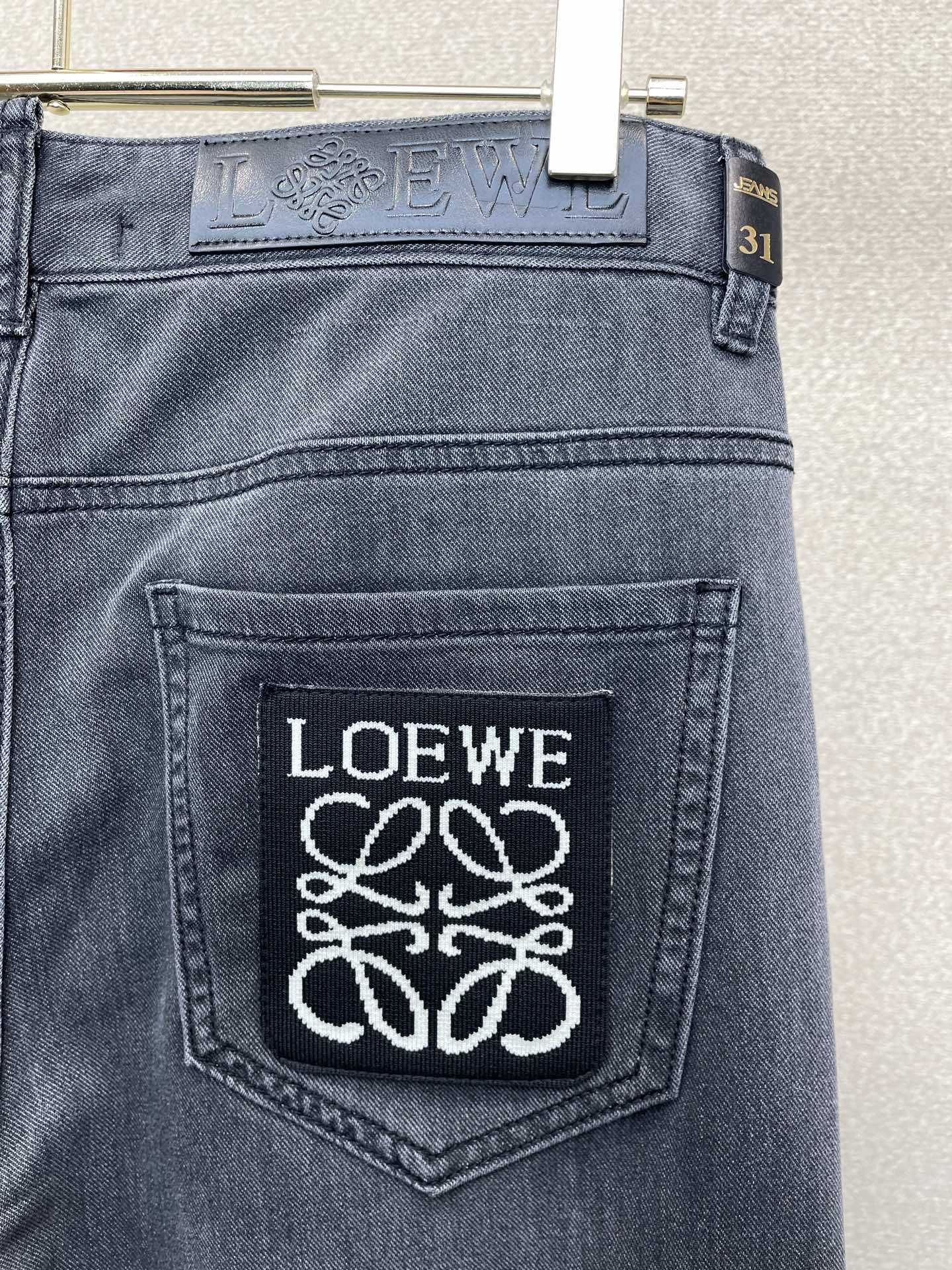 。LOEWE罗意威💥砸锅卖铁都要上的新款新款牛仔裤👖高端版本 专柜定制面料 透气舒适度高，细节无可挑剔，