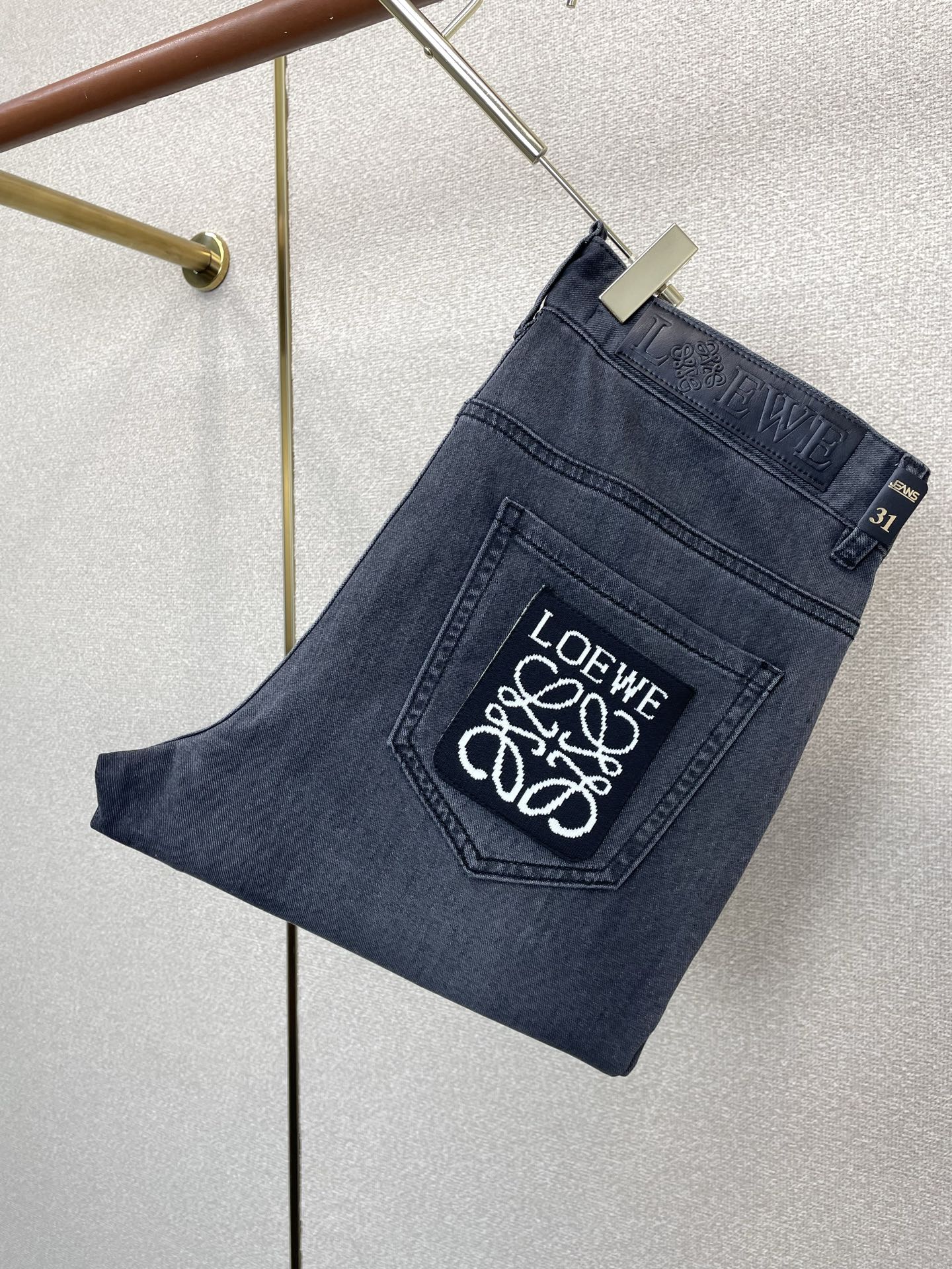 。LOEWE罗意威💥砸锅卖铁都要上的新款新款牛仔裤👖高端版本 专柜定制面料 透气舒适度高，细节无可挑剔，