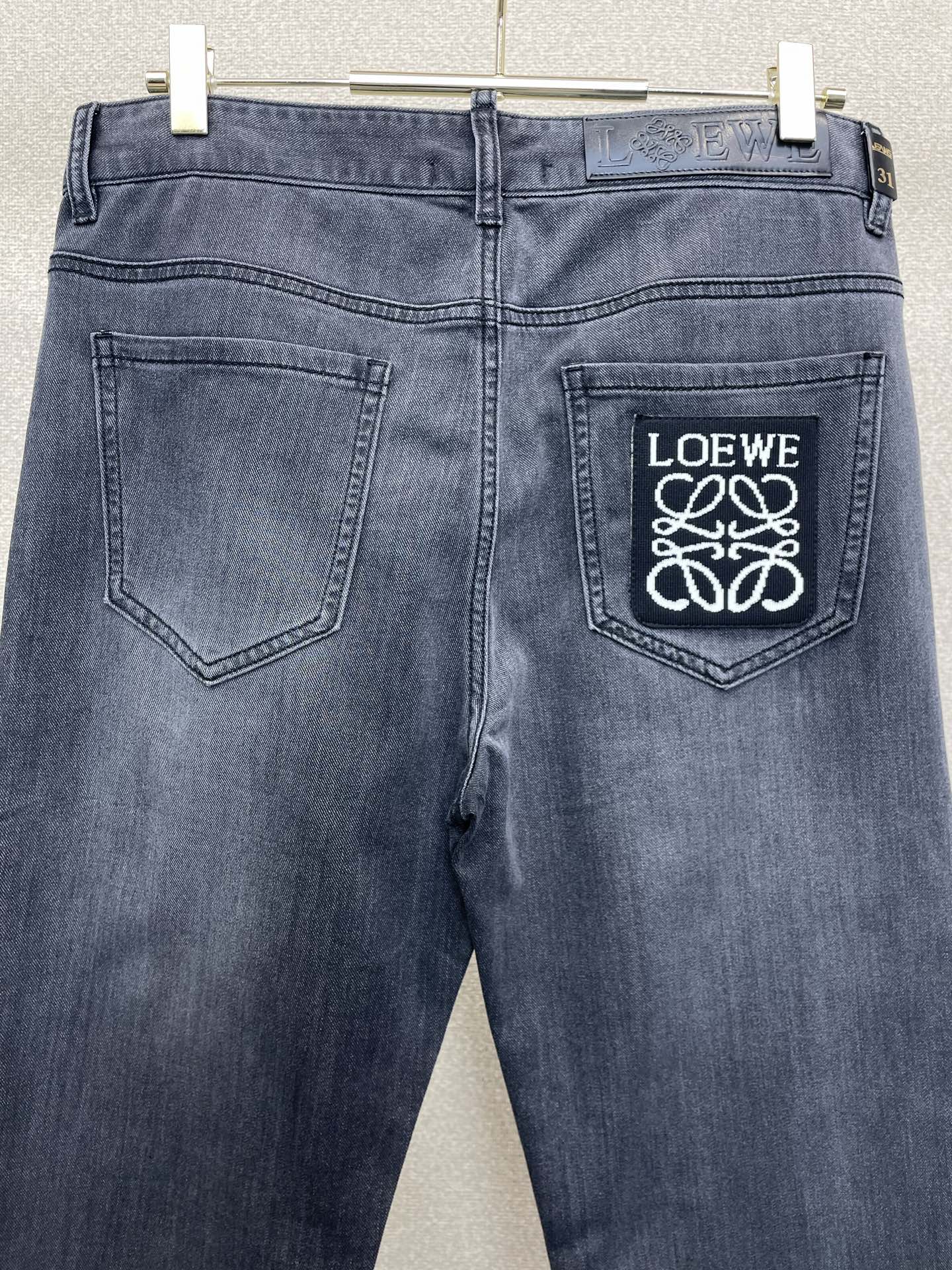 。LOEWE罗意威💥砸锅卖铁都要上的新款新款牛仔裤👖高端版本 专柜定制面料 透气舒适度高，细节无可挑剔，