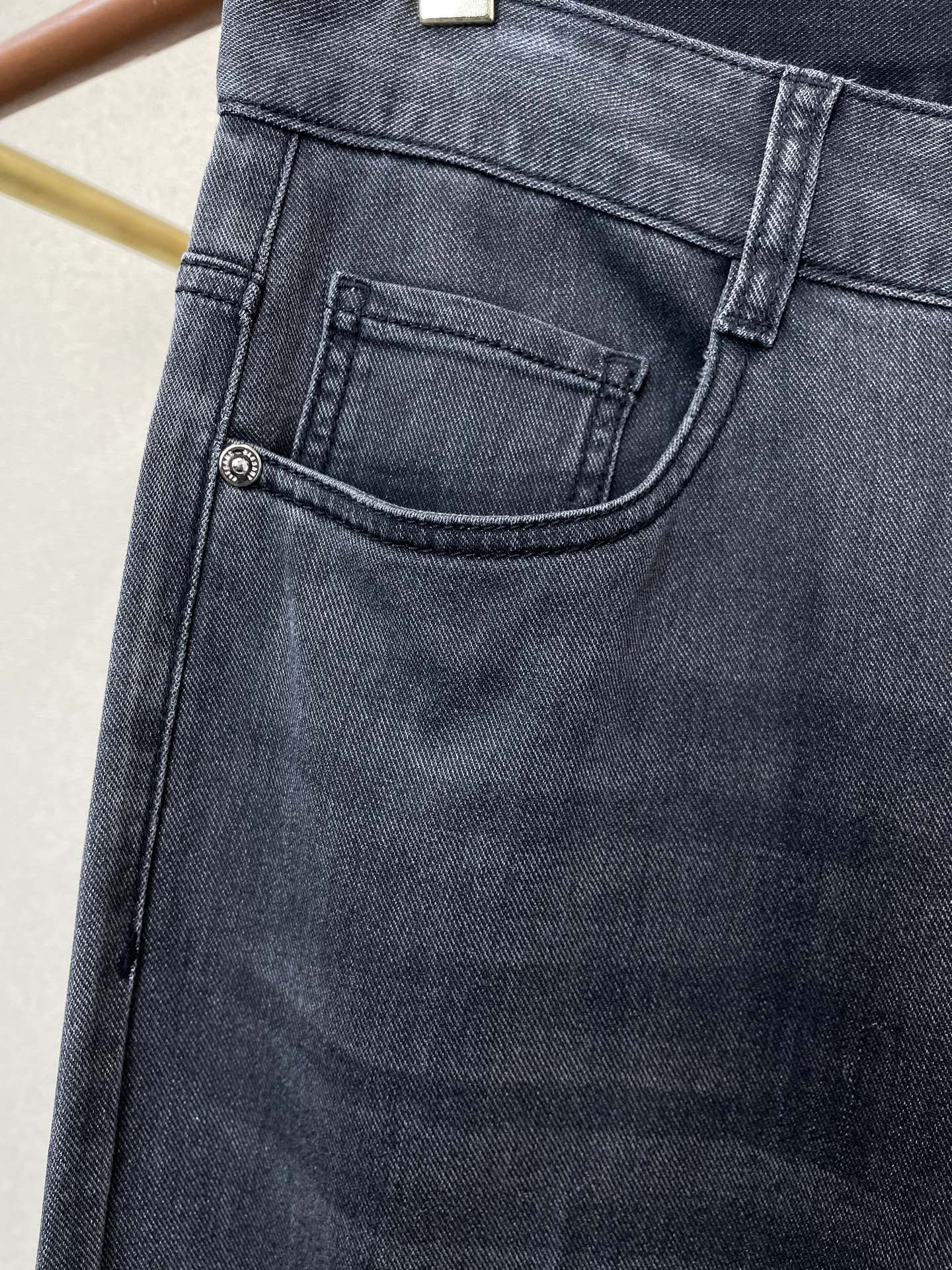 。LOEWE罗意威💥砸锅卖铁都要上的新款新款牛仔裤👖高端版本 专柜定制面料 透气舒适度高，细节无可挑剔，