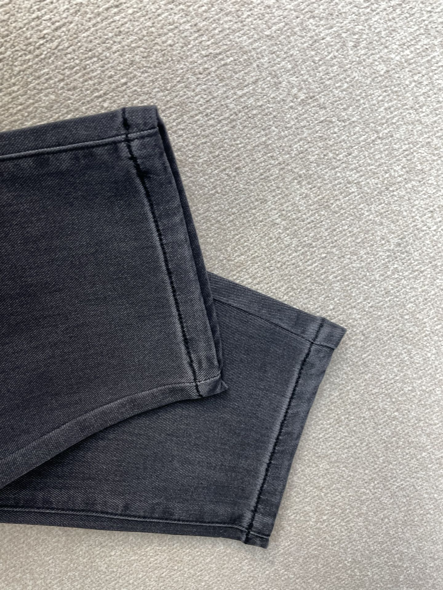 。LOEWE罗意威💥砸锅卖铁都要上的新款新款牛仔裤👖高端版本 专柜定制面料 透气舒适度高，细节无可挑剔，