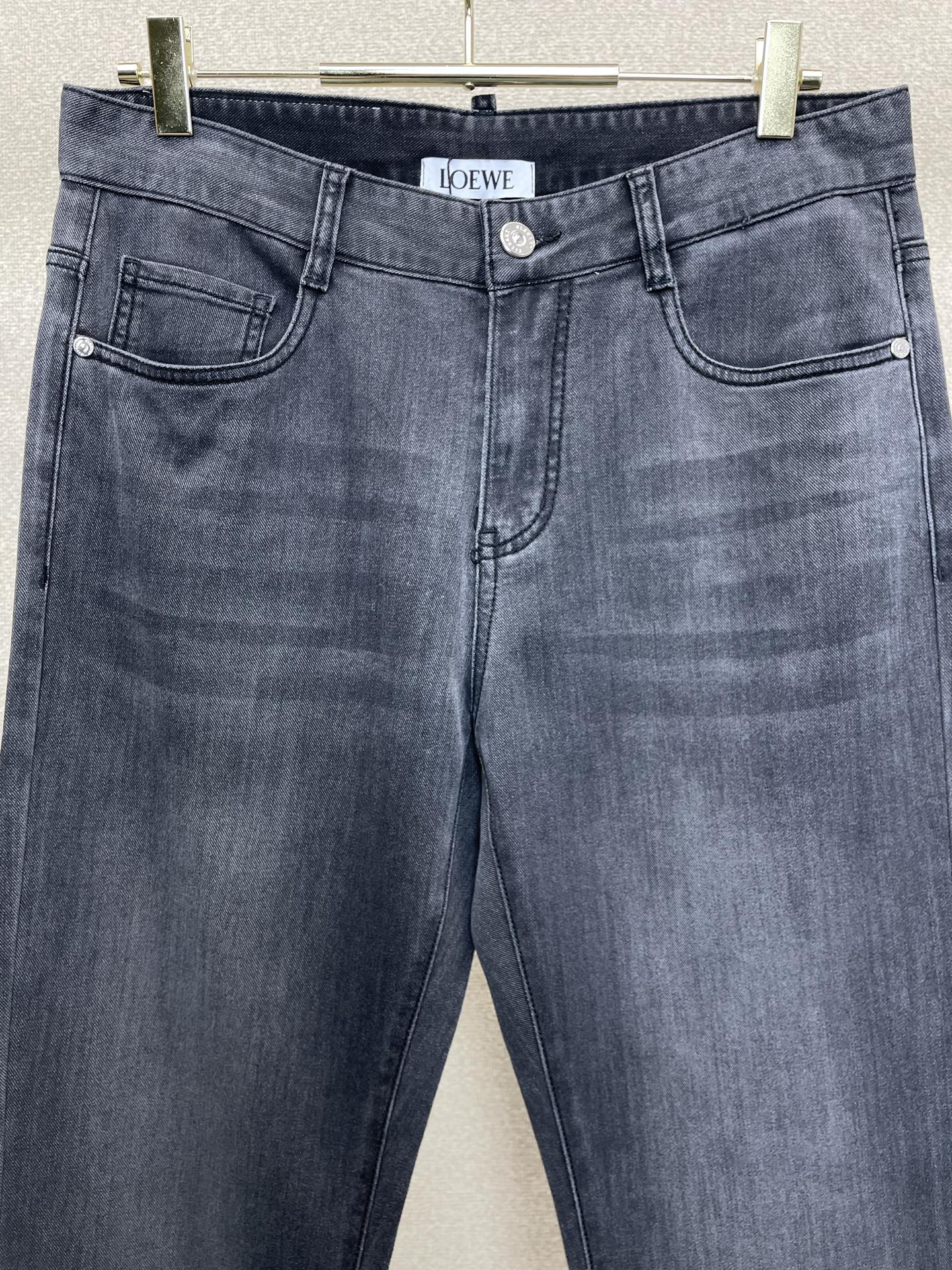 。LOEWE罗意威💥砸锅卖铁都要上的新款新款牛仔裤👖高端版本 专柜定制面料 透气舒适度高，细节无可挑剔，