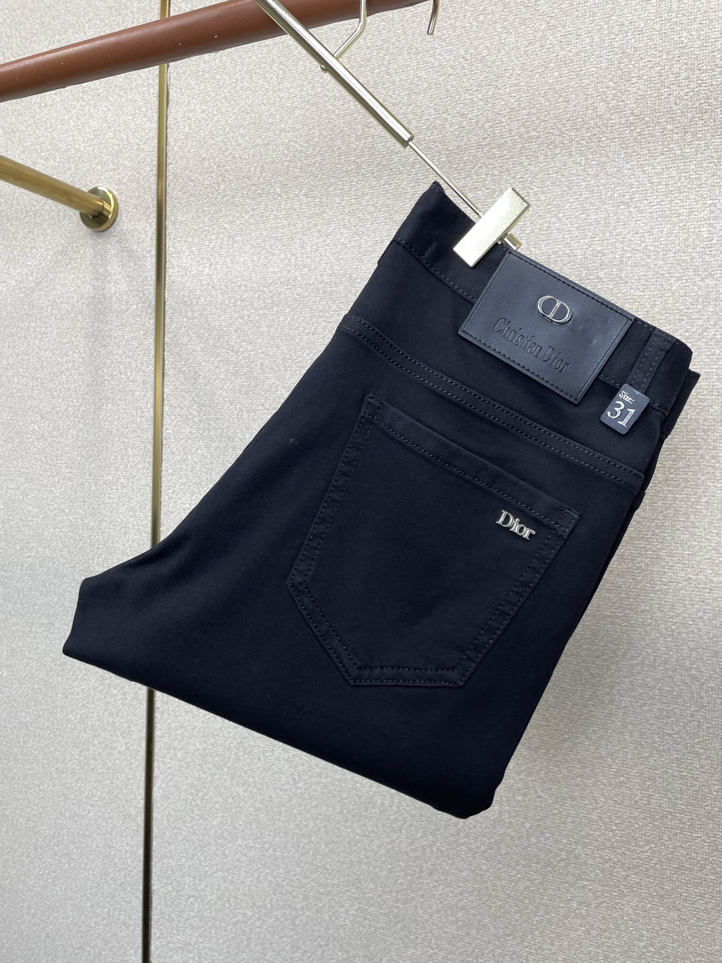 NO:915757,.Dior’s high-end version of the new jeans that everyone wants to sell. Customized fabrics at the counter. Highly breathable and comfortable, with impeccable details. The brand element design concept reflects high quality. It feels delicate and soft!  It presents a casual cut and the upper body shape is awesome!  Code number 29-38,,dior,dior,jeans,19860909.Dior迪奥砸锅卖铁都要上的新款新款牛仔裤高端版本 专柜定制面料 透气舒适度高,细节无可挑剔,品牌元素设计理念,体现高品质.手感细腻柔软！呈现休闲裁剪,上身版型超赞！码数29-38,,dior,dior,jeans,,Men's clothing