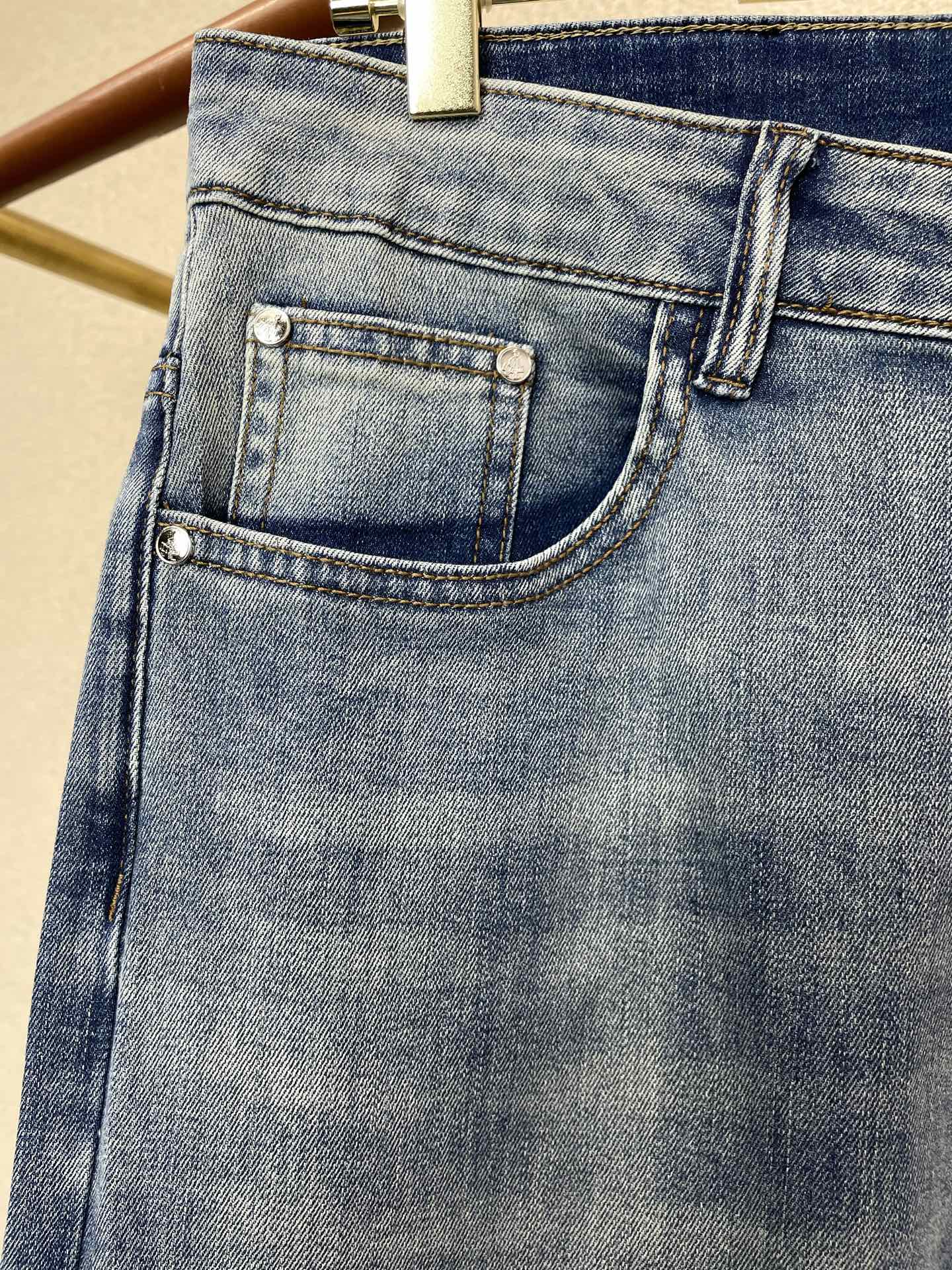 。Prada普拉达💥砸锅卖铁都要上的新款新款牛仔裤👖高端版本 专柜定制面料 透气舒适度高，细节无可挑剔，