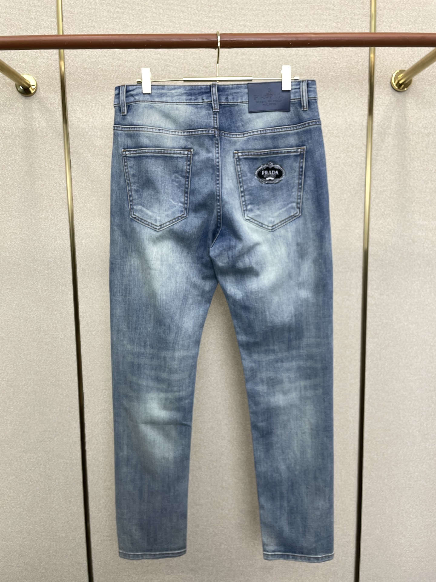 。Prada普拉达💥砸锅卖铁都要上的新款新款牛仔裤👖高端版本 专柜定制面料 透气舒适度高，细节无可挑剔，