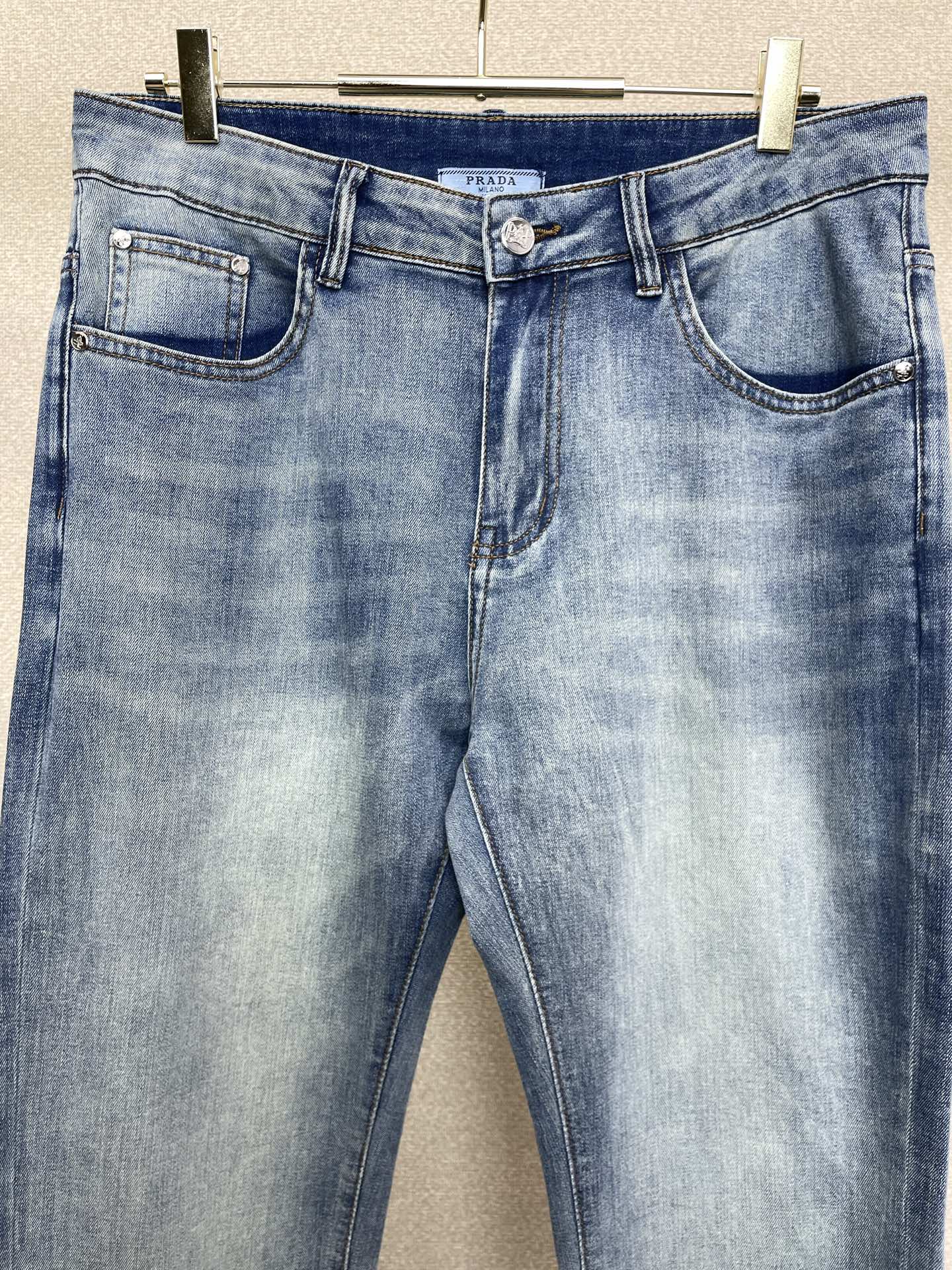 。Prada普拉达💥砸锅卖铁都要上的新款新款牛仔裤👖高端版本 专柜定制面料 透气舒适度高，细节无可挑剔，