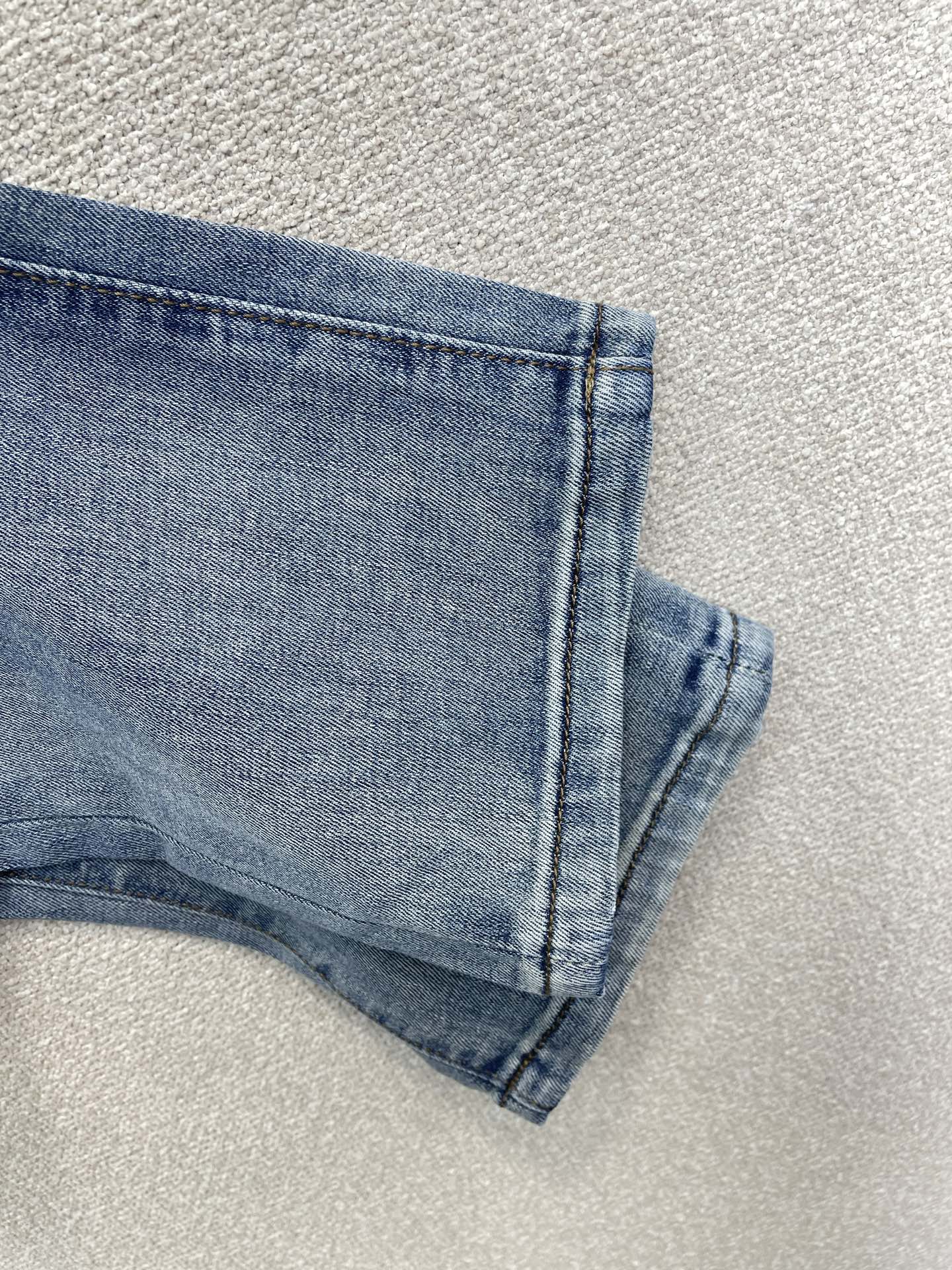 。Prada普拉达💥砸锅卖铁都要上的新款新款牛仔裤👖高端版本 专柜定制面料 透气舒适度高，细节无可挑剔，