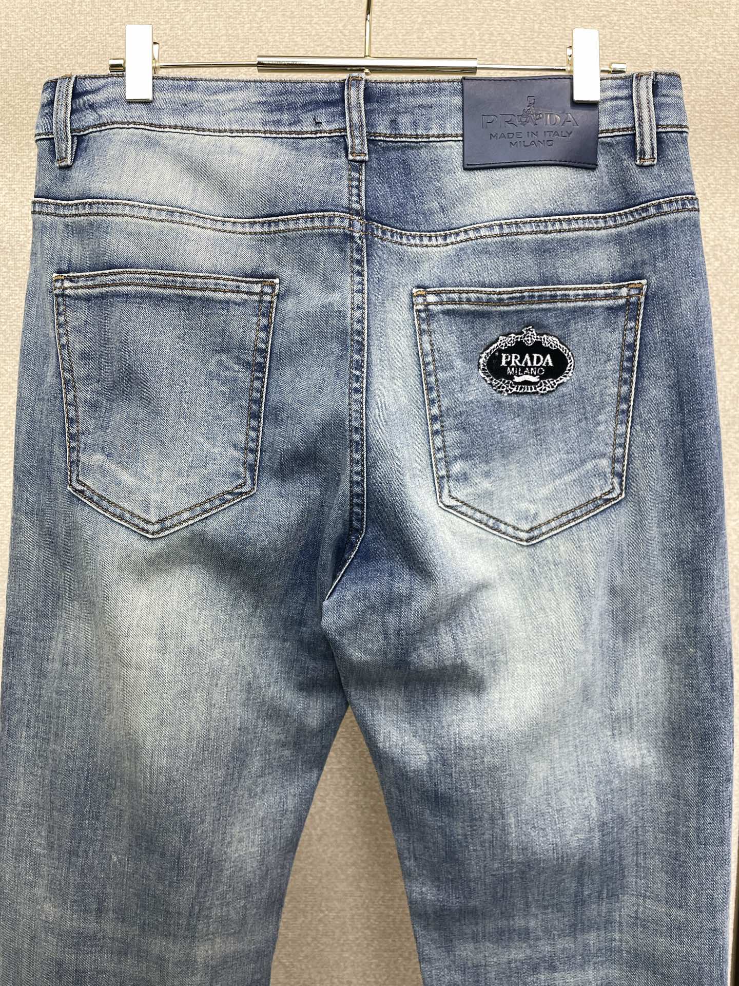 。Prada普拉达💥砸锅卖铁都要上的新款新款牛仔裤👖高端版本 专柜定制面料 透气舒适度高，细节无可挑剔，