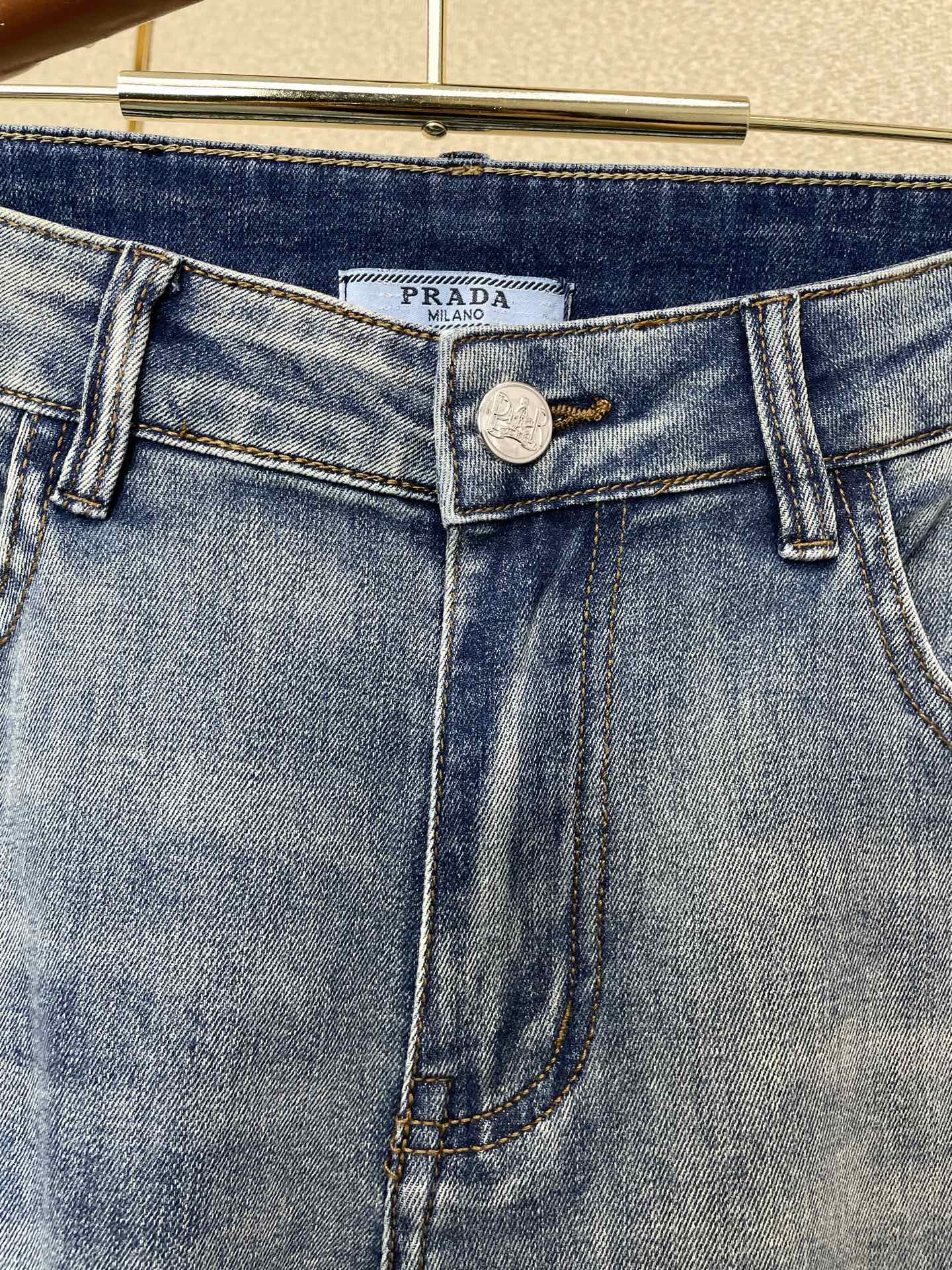 。Prada普拉达💥砸锅卖铁都要上的新款新款牛仔裤👖高端版本 专柜定制面料 透气舒适度高，细节无可挑剔，