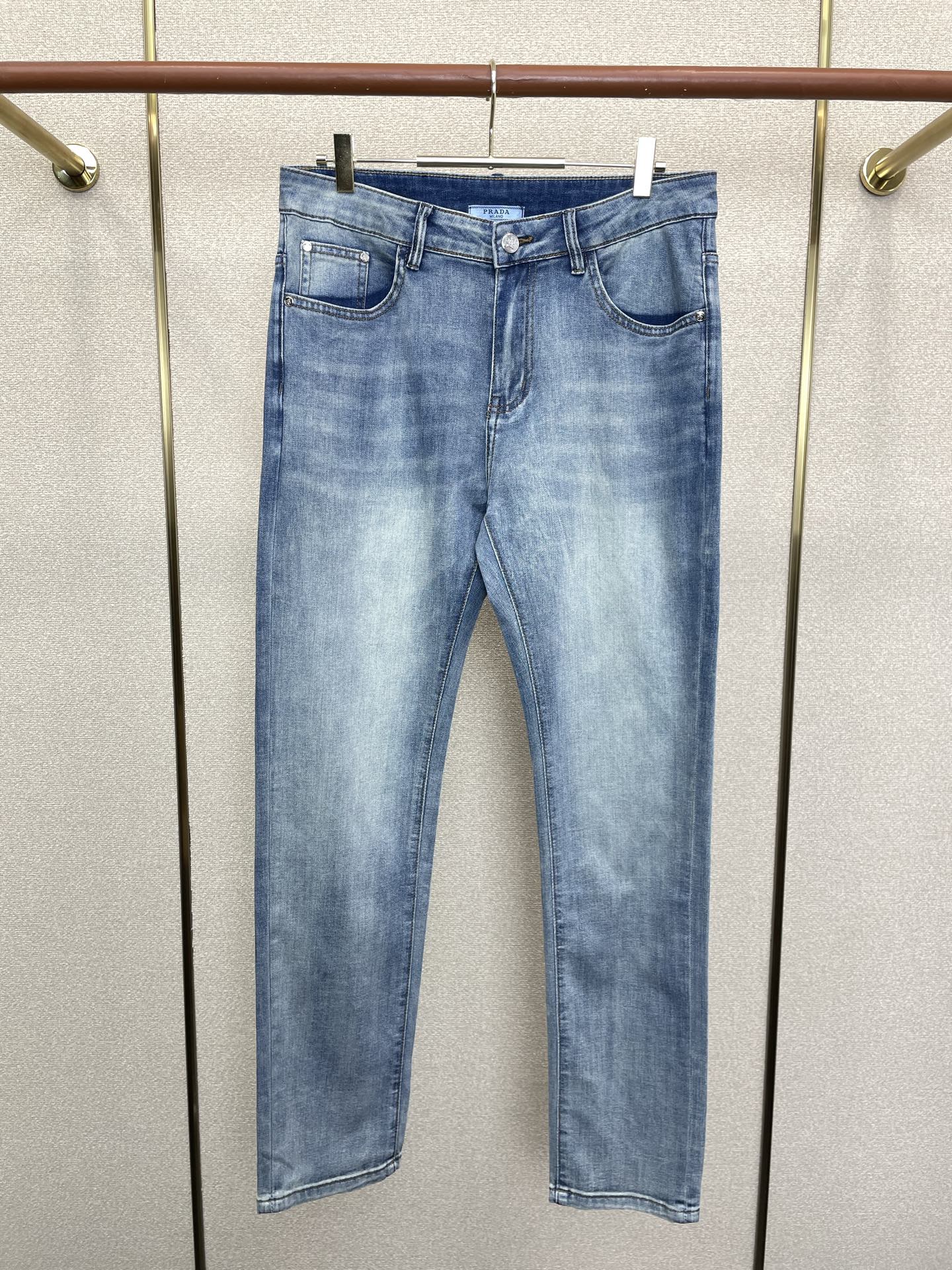 。Prada普拉达💥砸锅卖铁都要上的新款新款牛仔裤👖高端版本 专柜定制面料 透气舒适度高，细节无可挑剔，