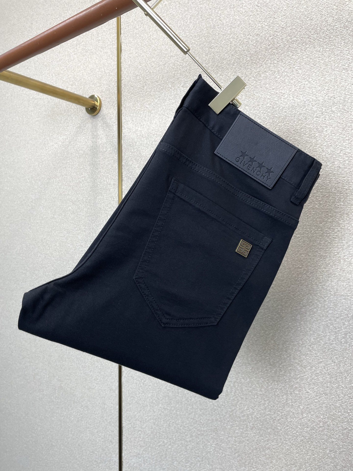 NO:915751,.Givenchy is a high-end version of the new jeans that everyone wants to buy. Customized fabrics at the counter. Highly breathable and comfortable, with impeccable details. The brand element design concept embodies high quality. It feels delicate and soft!  It presents a casual cut and the upper body shape is awesome!  Code number 29-38,,givenchy,givenchy,jeans,19860909.Givenchy纪梵希砸锅卖铁都要上的新款新款牛仔裤高端版本 专柜定制面料 透气舒适度高,细节无可挑剔,品牌元素设计理念,体现高品质.手感细腻柔软！呈现休闲裁剪,上身版型超赞！码数29-38,,givenchy,givenchy,jeans,,Men's clothing