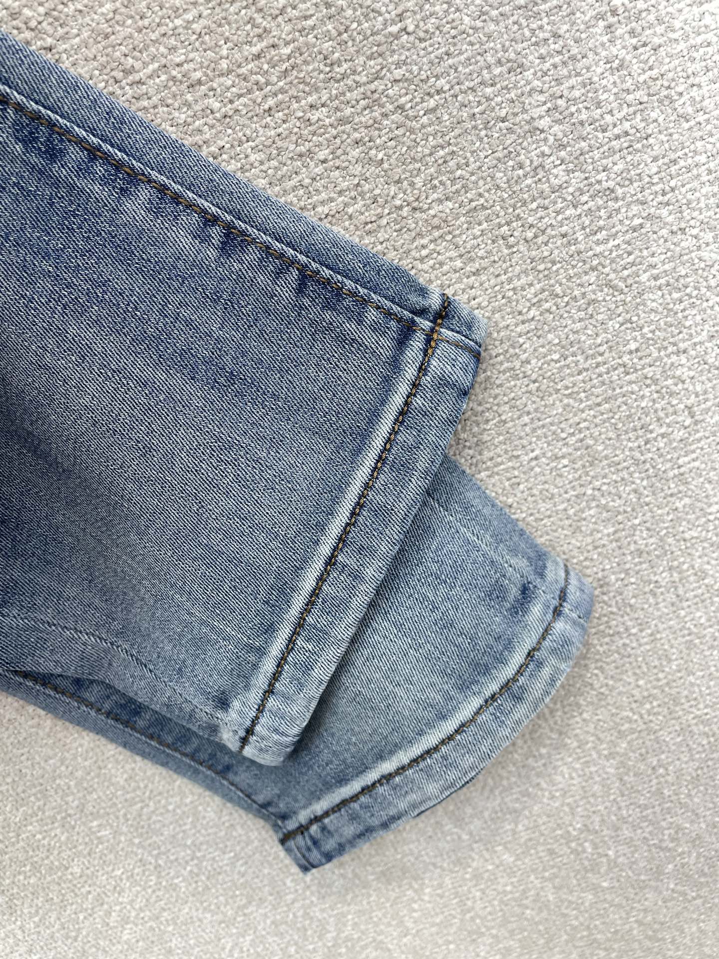 。Armani阿玛尼💥砸锅卖铁都要上的新款新款牛仔裤👖高端版本 专柜定制面料 透气舒适度高，细节无可挑剔