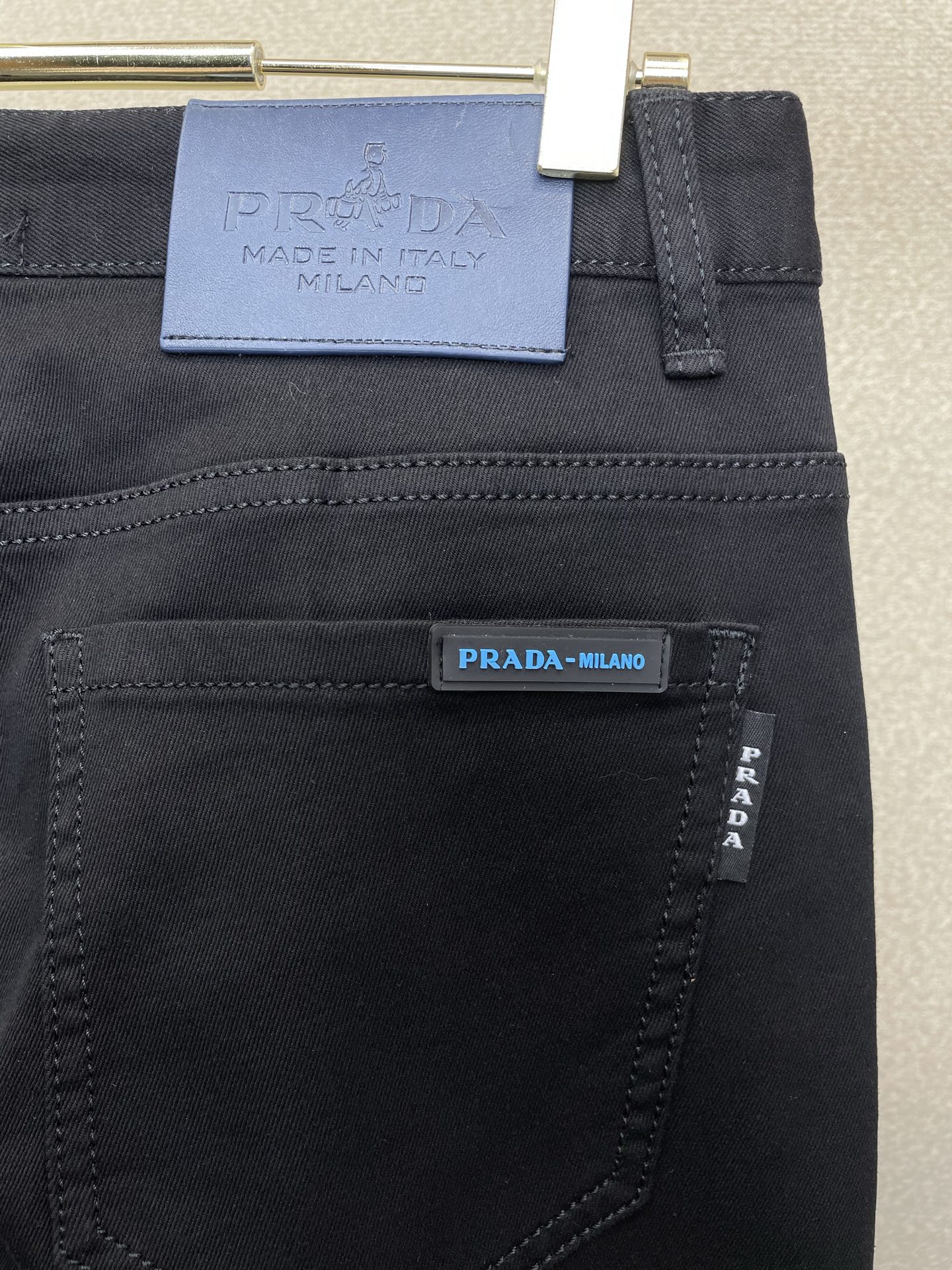 Prada普拉达💥砸锅卖铁都要上的新款新款牛仔裤👖高端版本 专柜定制面料 透气舒适度高，细节无可挑剔，品