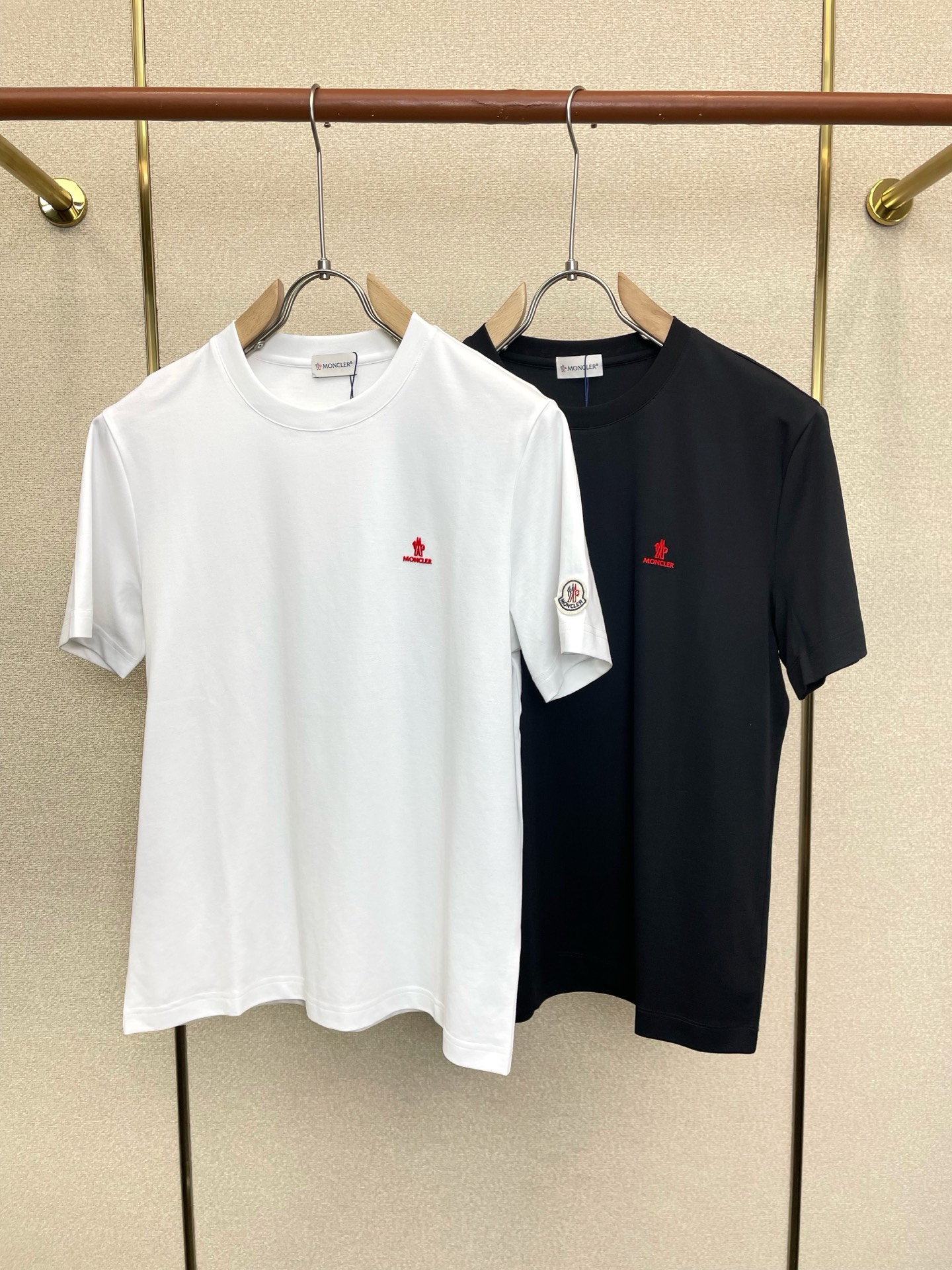 NO:916798,.Moncler's new and original men's casual short-sleeves are the most popular ones. High-end customization. High-end version. Fashionable and versatile imported fabrics. Super soft and delicate feel. Skin-friendly and comfortable to wear. High-end boutique. The upper body is finely made by the factory. It's a must-have item for men. Three complete standards. Size M-4XL, Moncler, T-shirt,19860909.Moncler蒙口砸锅卖铁都要上的新款新款原单男士休闲短袖 高端定制 高端版本 时尚百搭爆款进口面料 手感超柔软细腻 穿着亲肤舒适 高端精品 代工厂精细做上身非常赞 男士必备单品 三标齐全 码数M-4XL,,Moncler,T-shirt,,Men's clothing